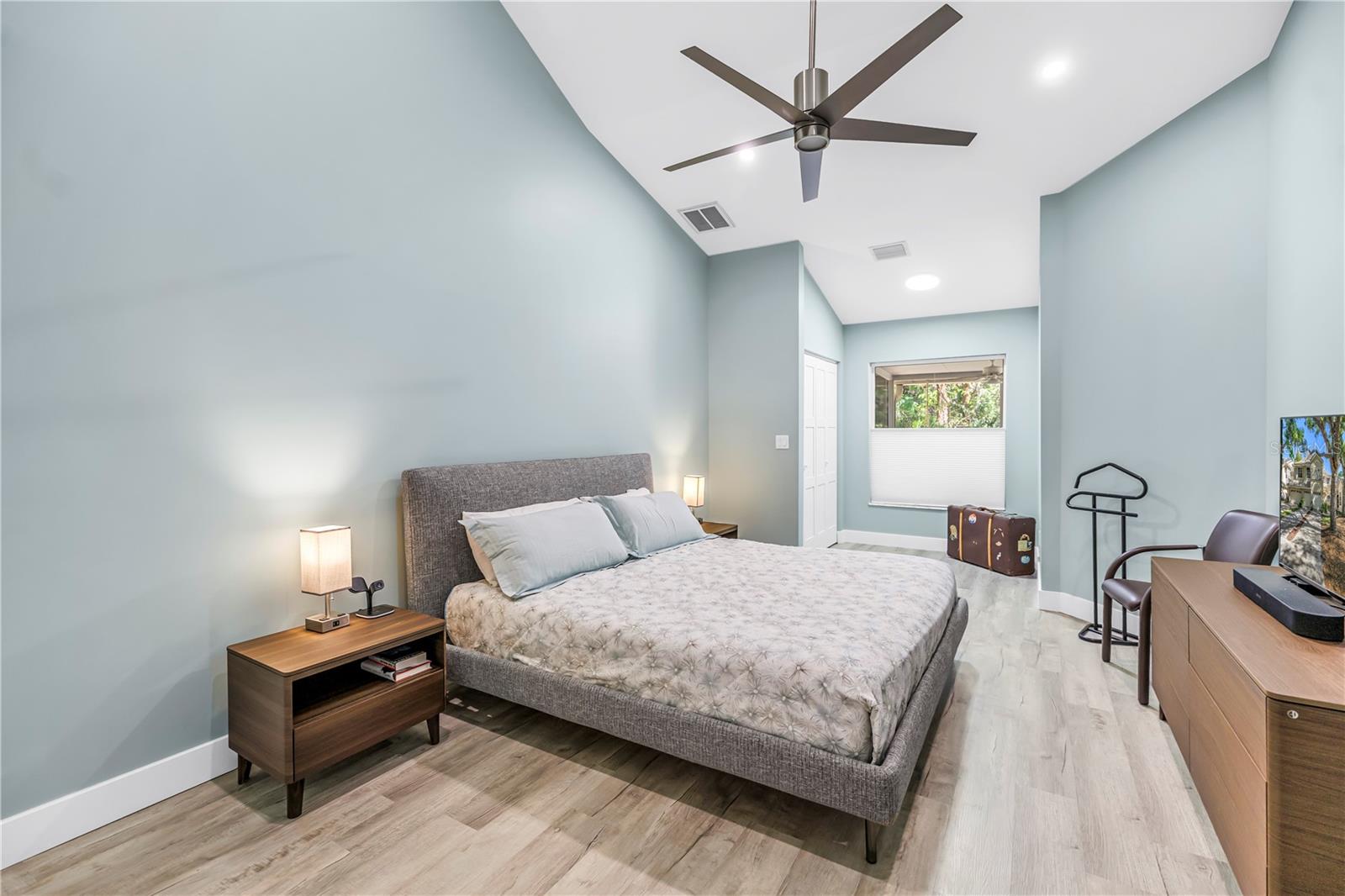 Image 20 of 35 For 355 Red Cedar Court Ne