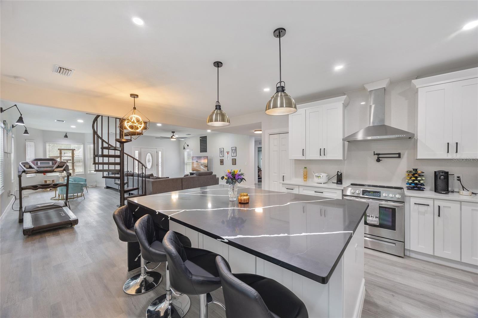 Image 10 of 31 For 914 North Bay Street