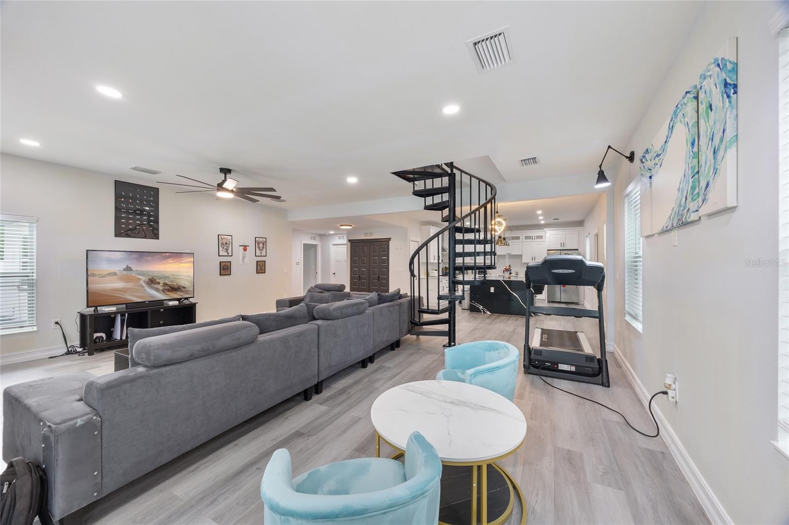 Image 11 of 31 For 914 North Bay Street