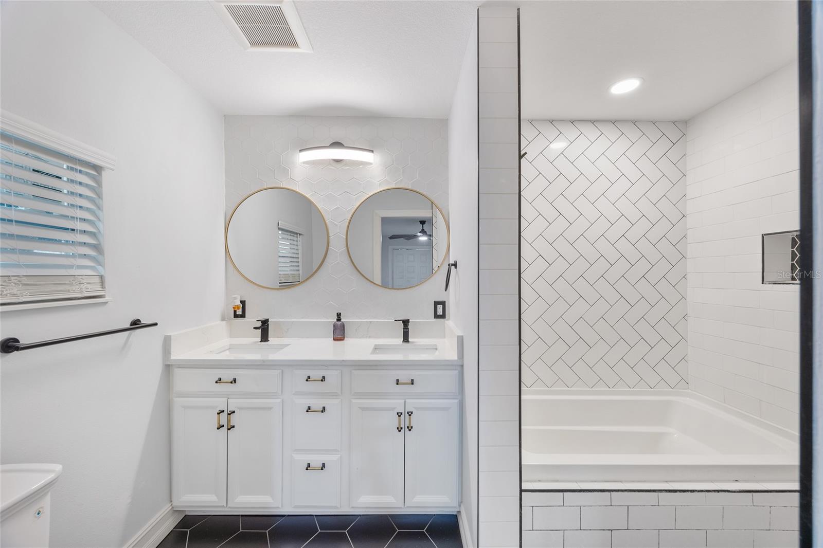 Image 15 of 31 For 914 North Bay Street