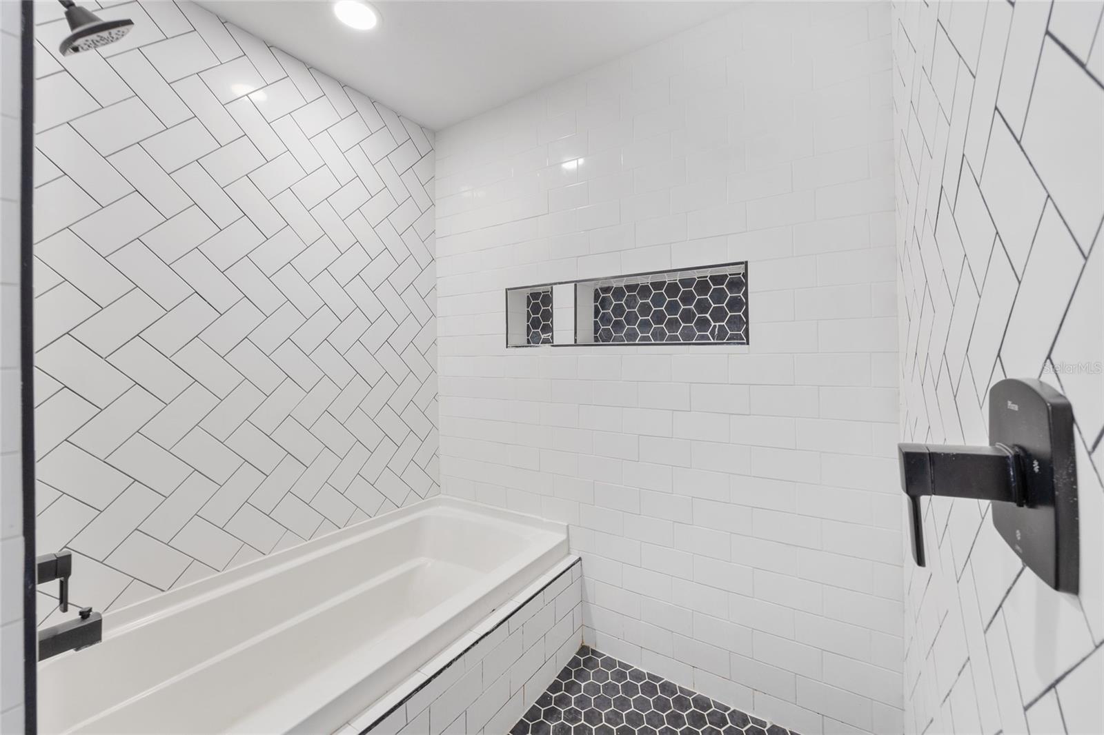 Image 16 of 31 For 914 North Bay Street