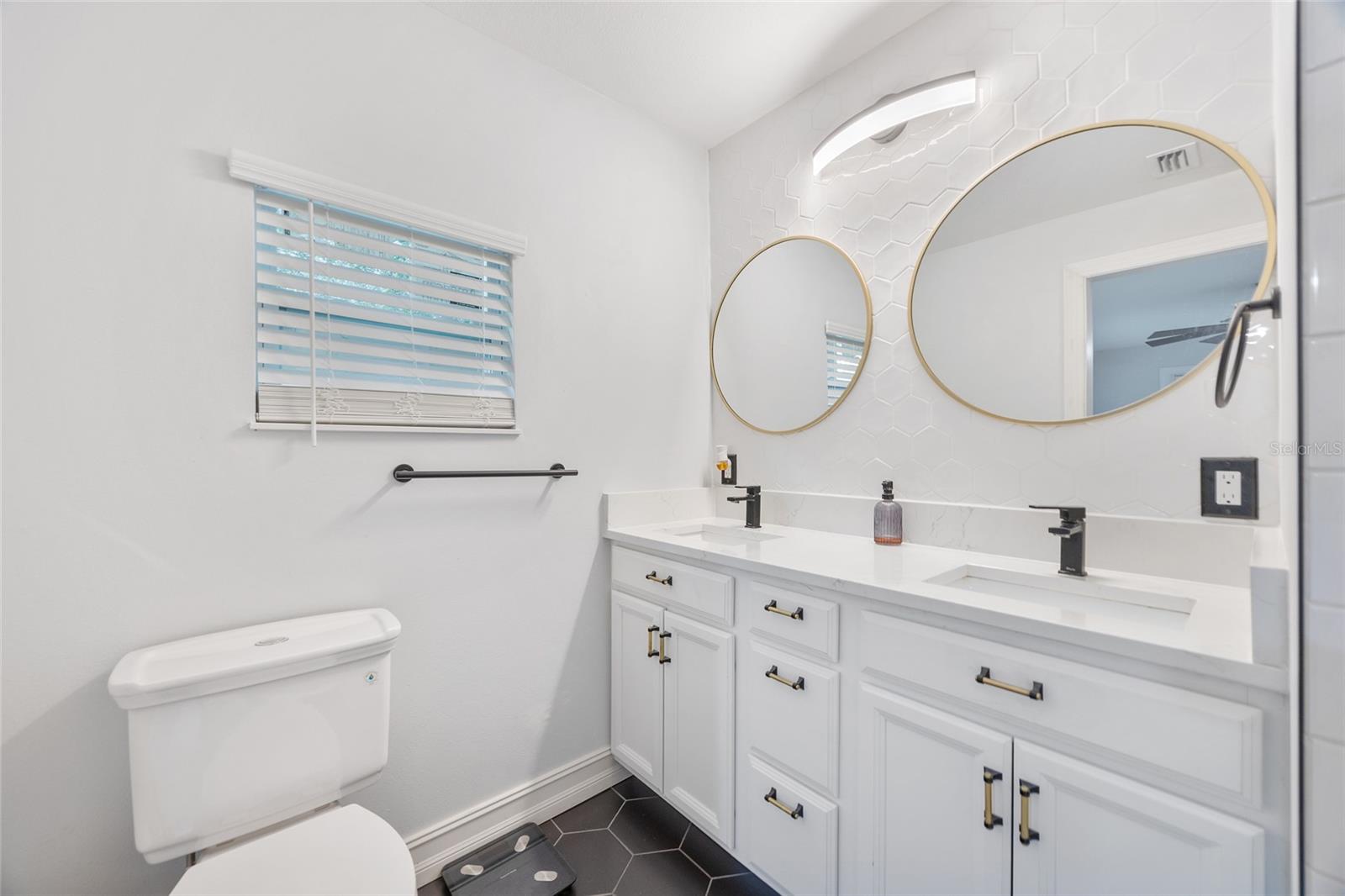 Image 17 of 31 For 914 North Bay Street