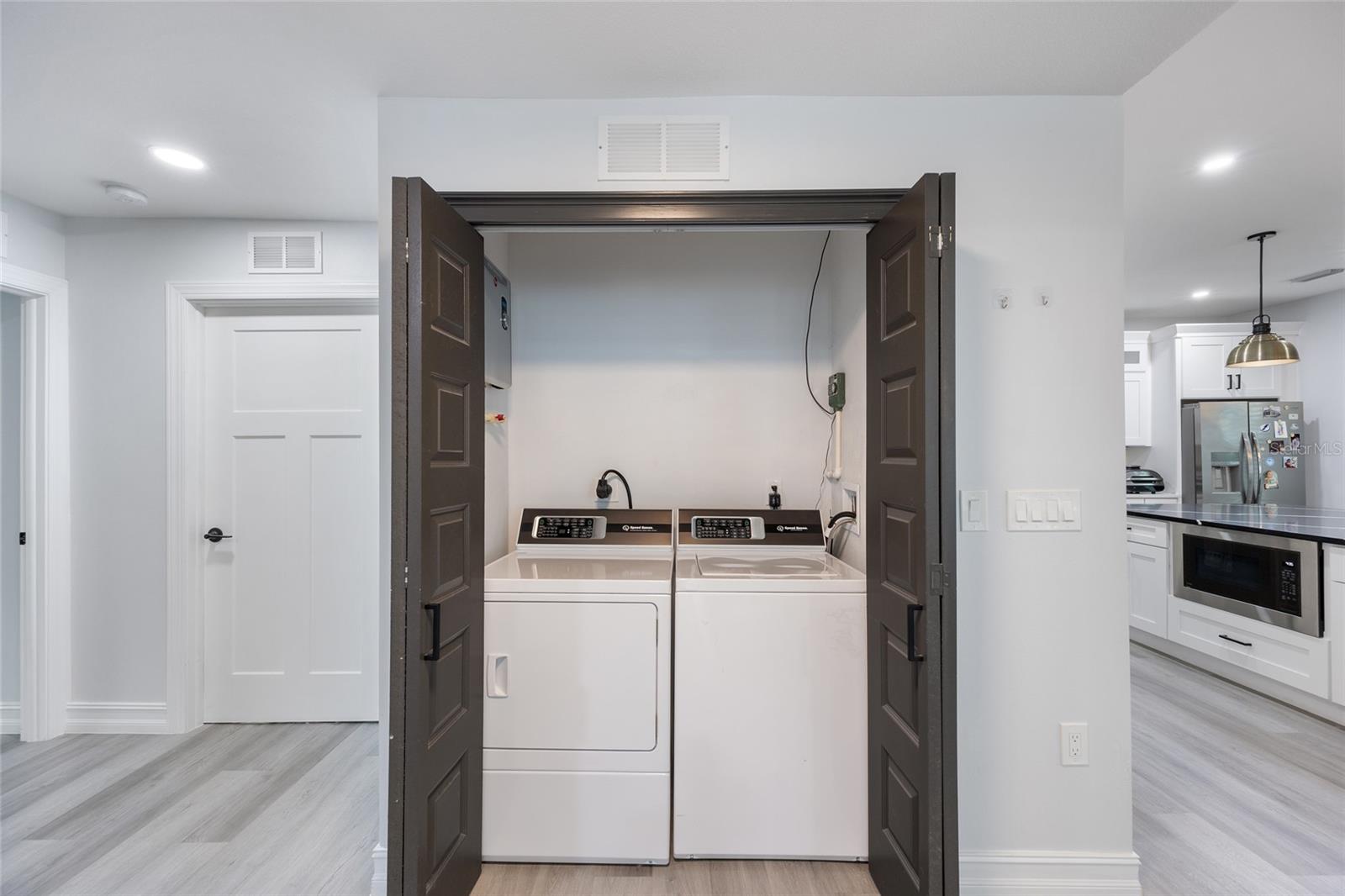 Image 21 of 31 For 914 North Bay Street