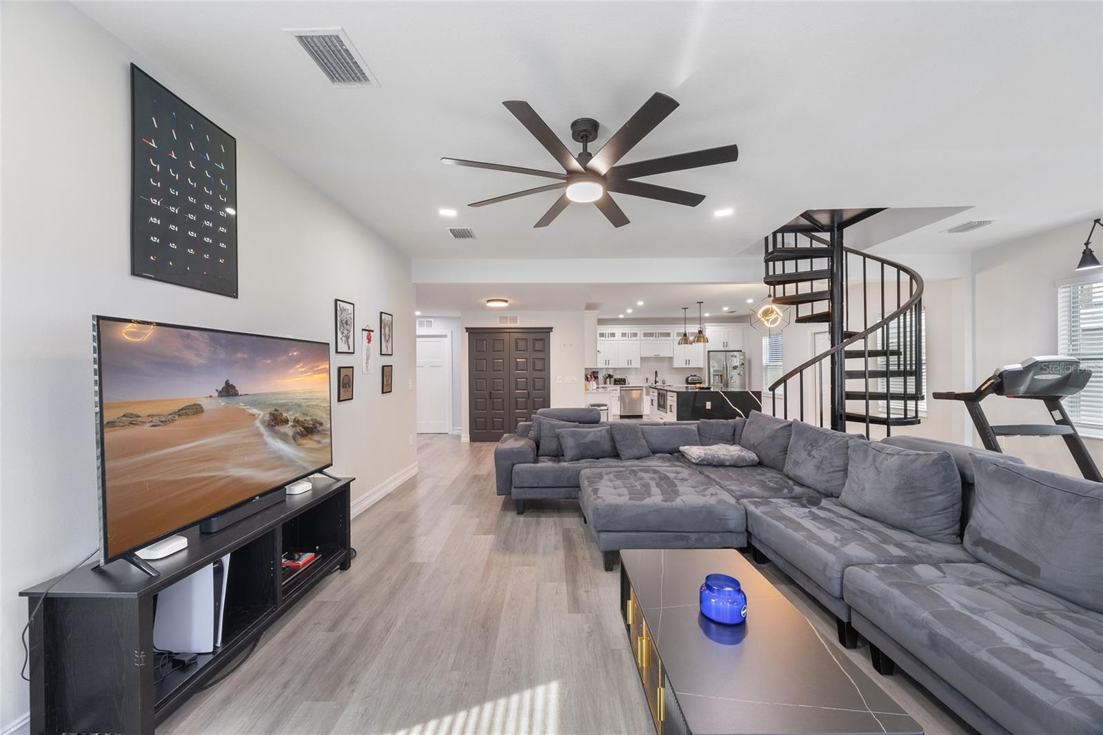 Image 4 of 31 For 914 North Bay Street