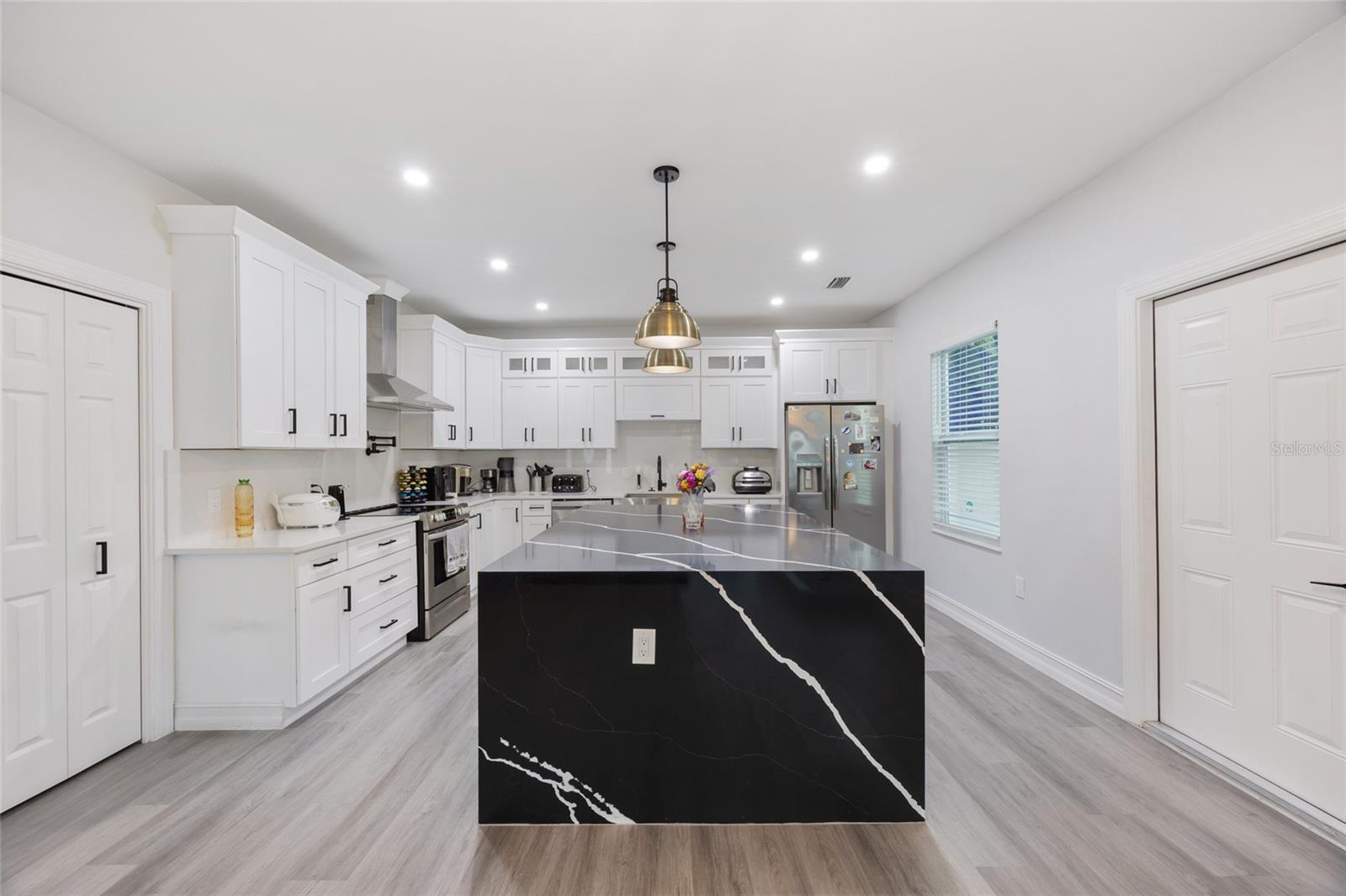 Image 7 of 31 For 914 North Bay Street