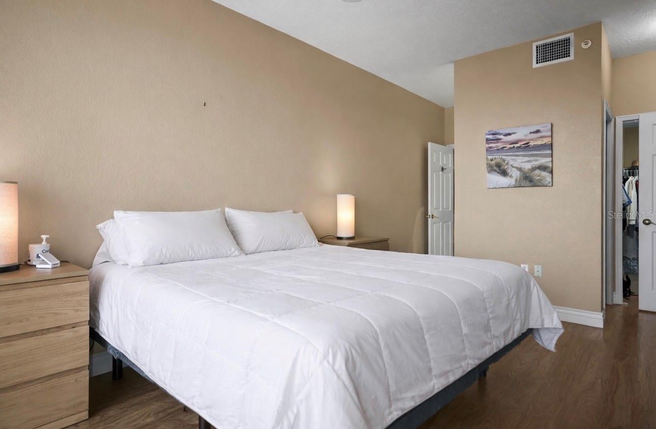 Image 21 of 55 For 5 Island Park Place 206