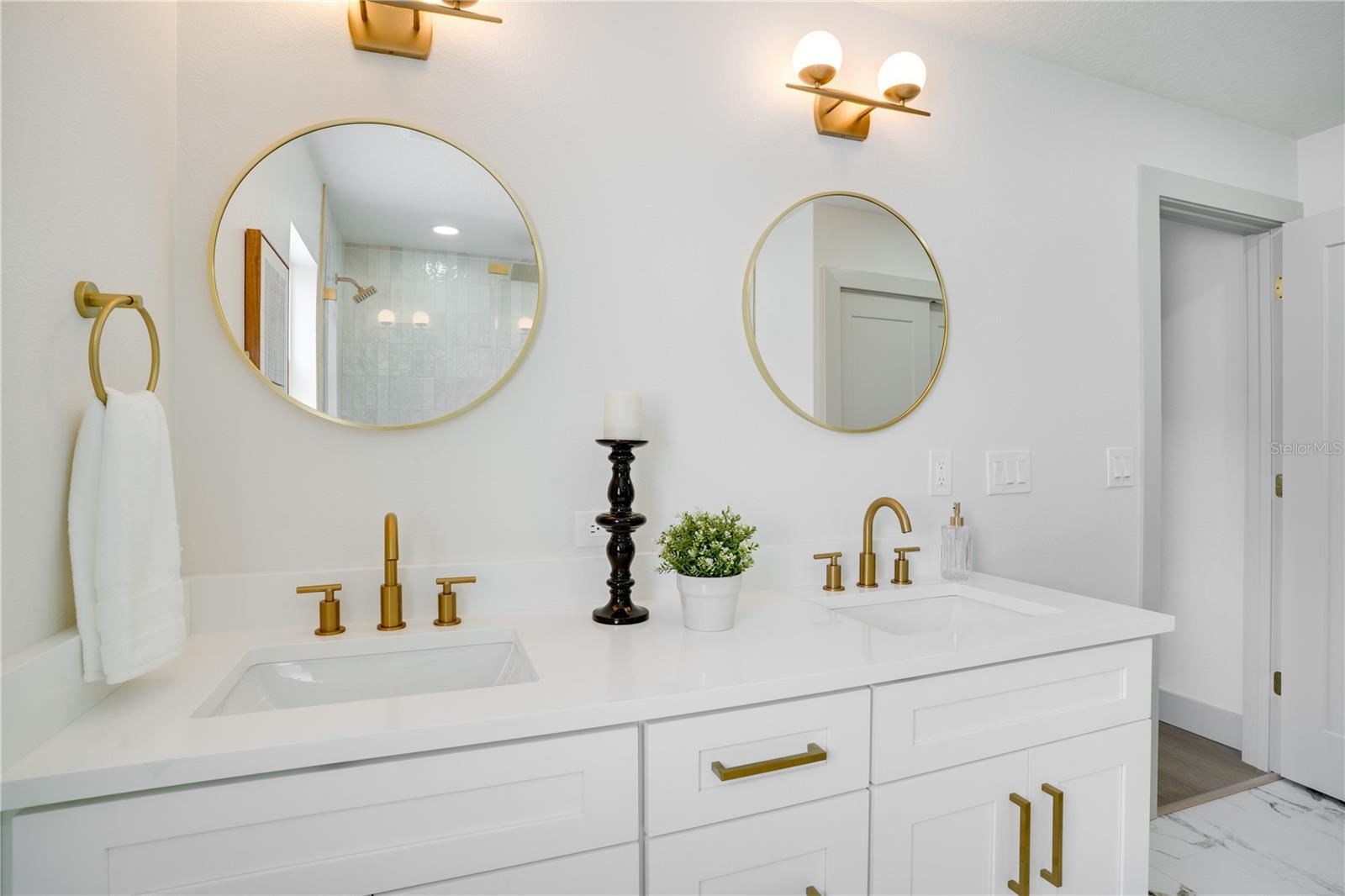 Image 20 of 59 For 13956 80th Avenue