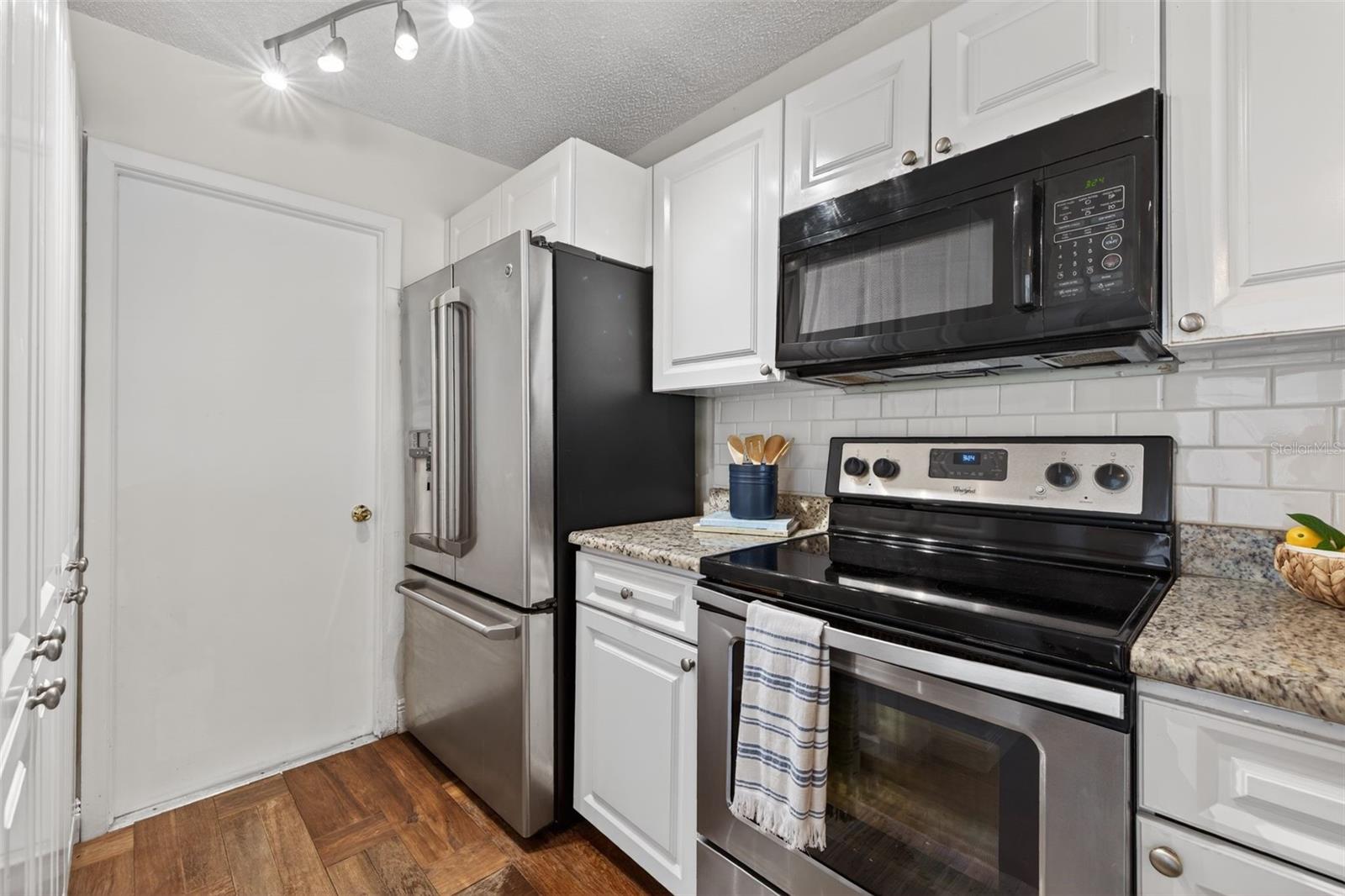 Image 17 of 46 For 713 Caya Costa Court Ne