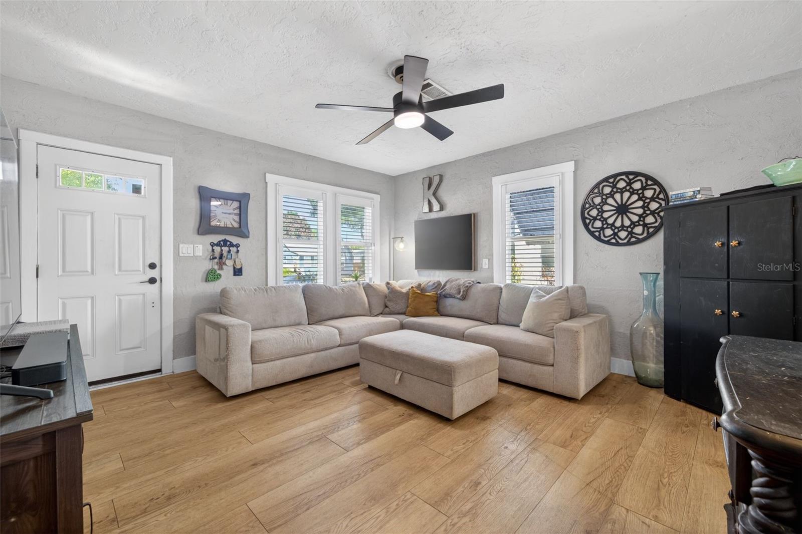 Image 4 of 30 For 2566 14th Avenue N