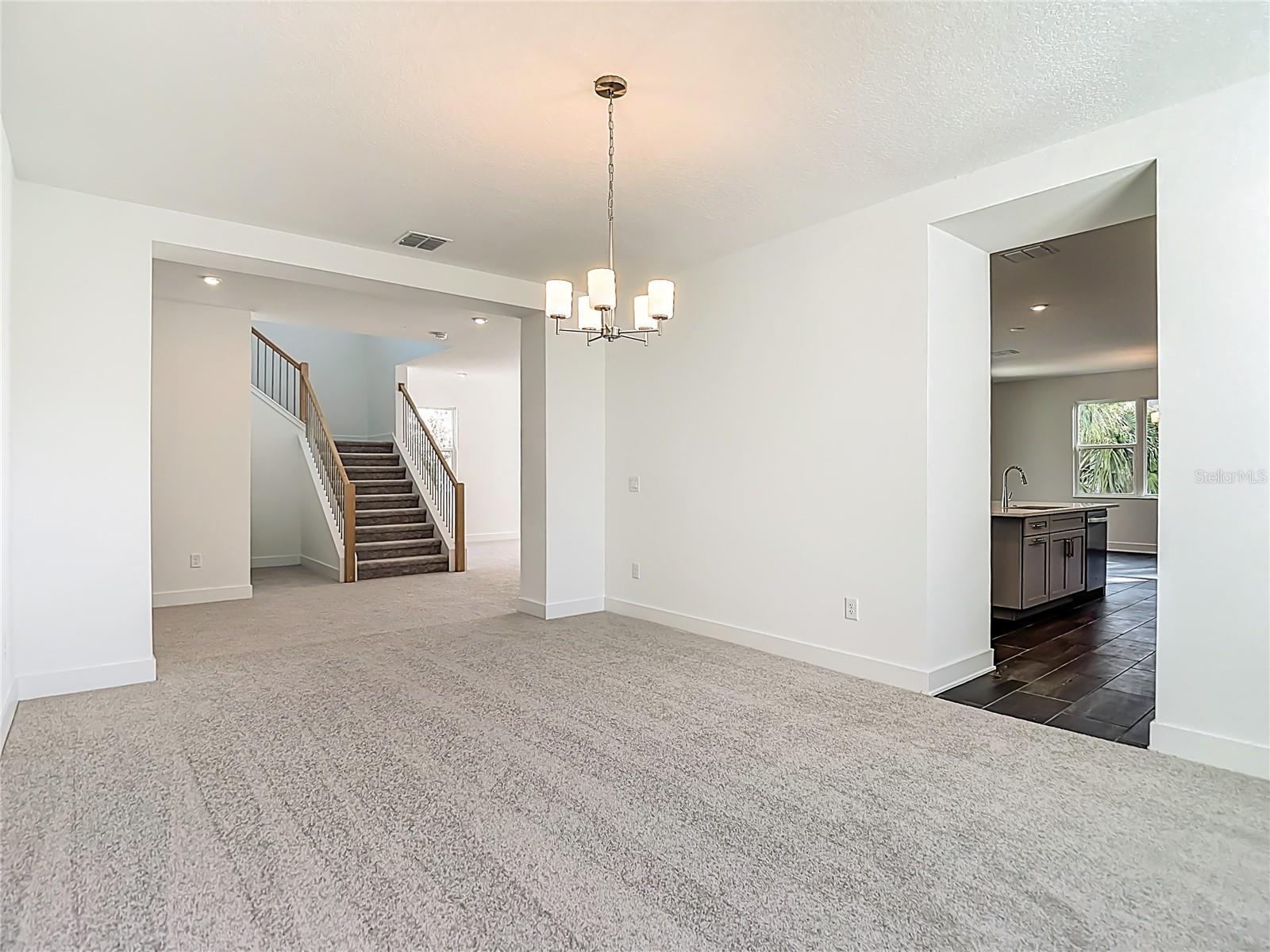 Listing photo id 11 for 4614 Euclid Avenue