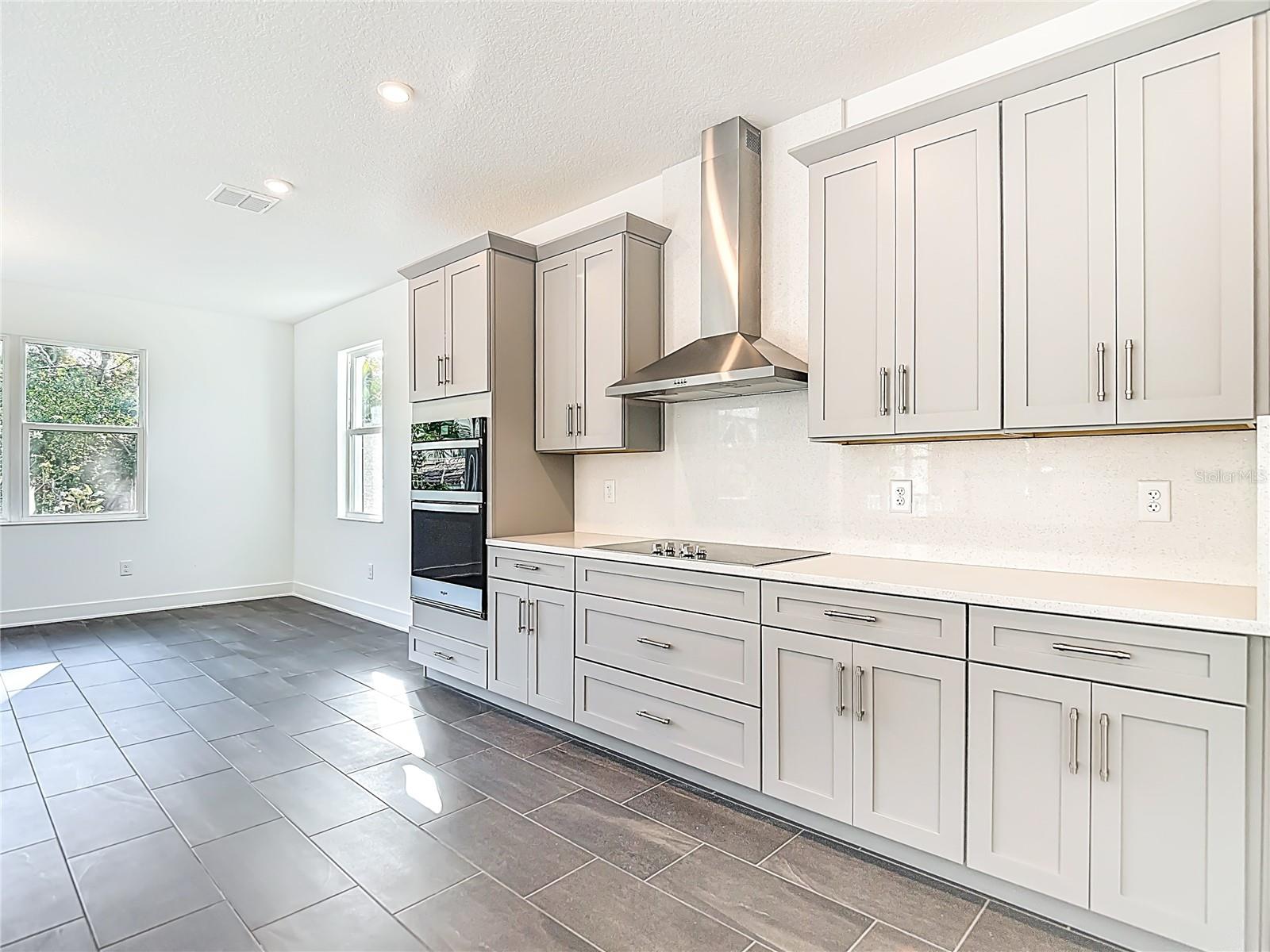 Listing photo id 12 for 4614 Euclid Avenue