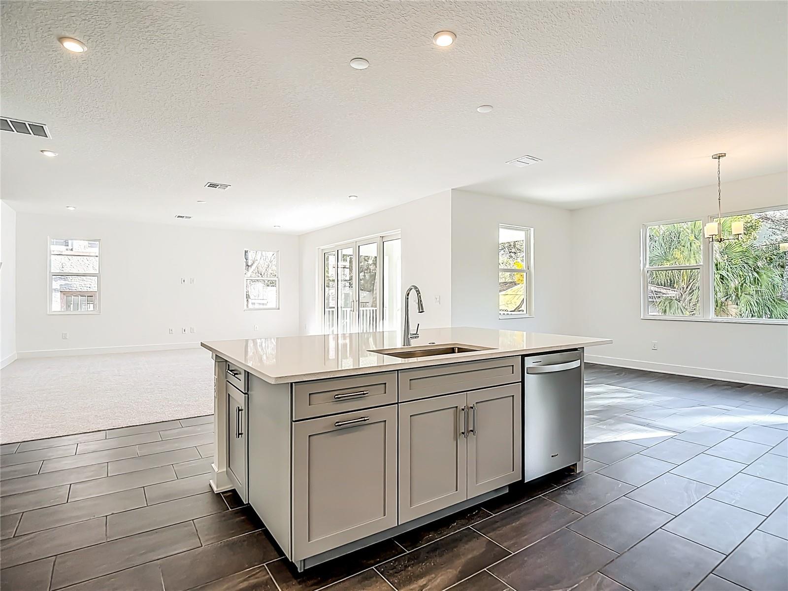 Listing photo id 13 for 4614 Euclid Avenue