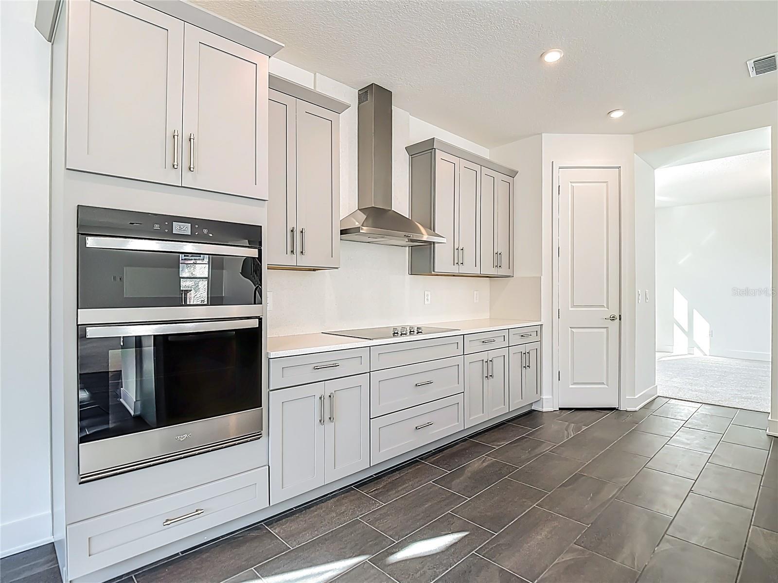 Listing photo id 16 for 4614 Euclid Avenue