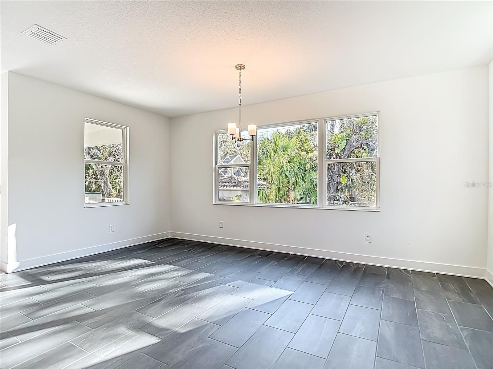 Listing photo id 17 for 4614 Euclid Avenue