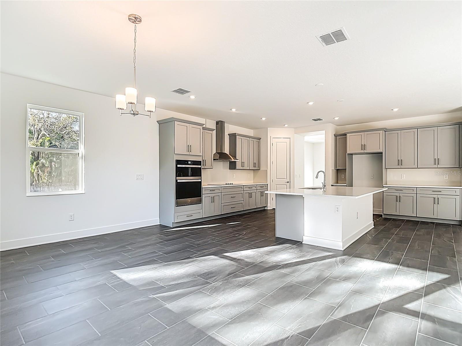 Listing photo id 19 for 4614 Euclid Avenue