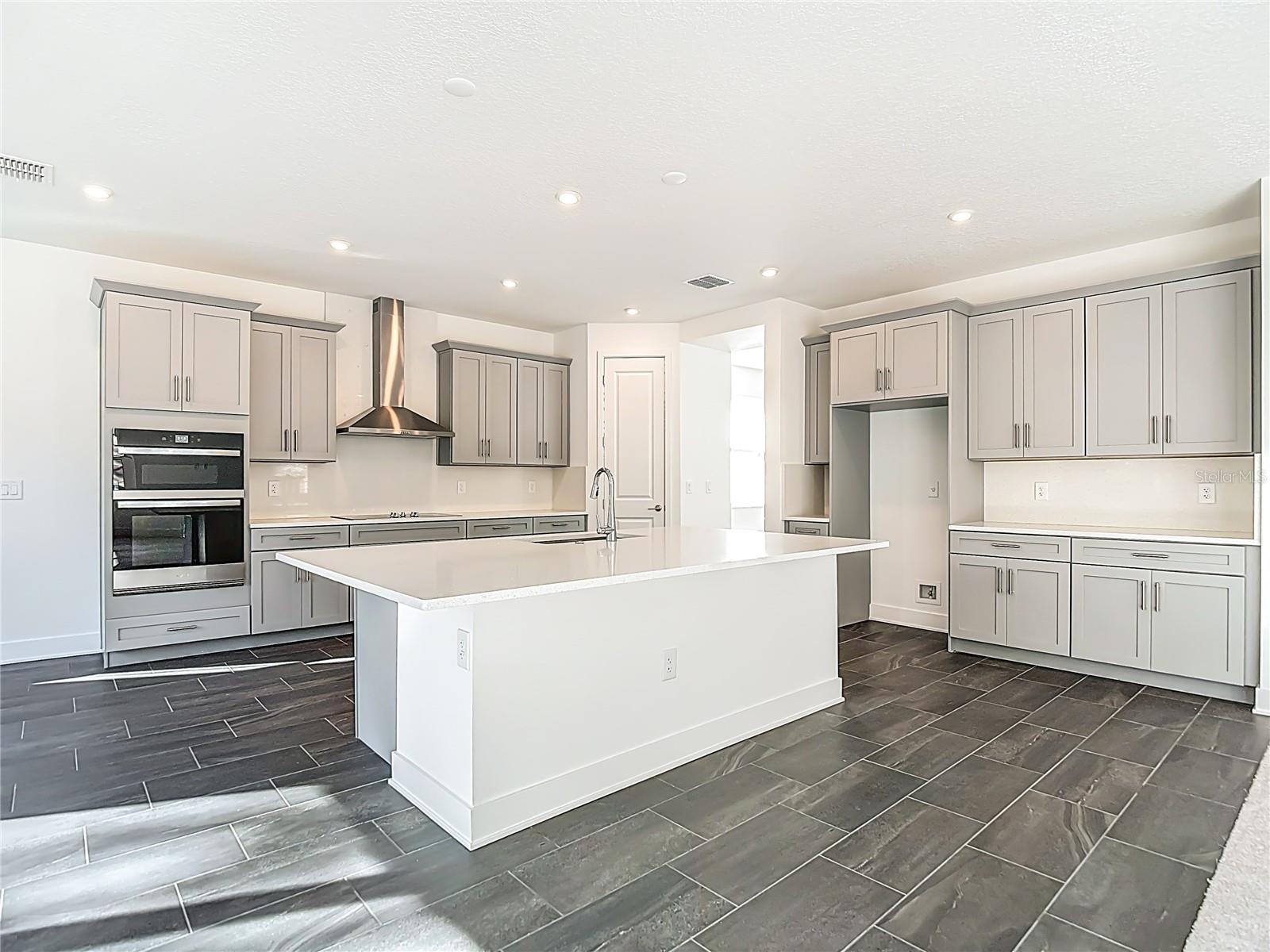 Listing photo id 21 for 4614 Euclid Avenue