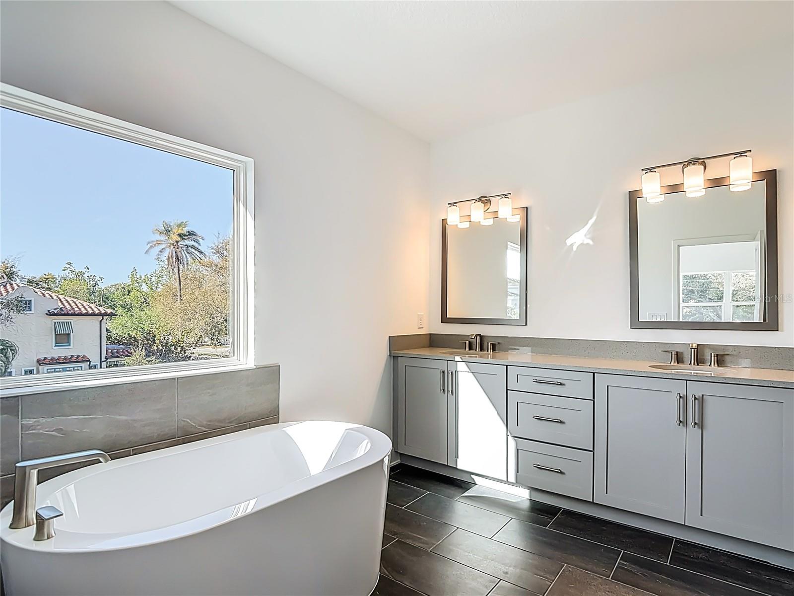 Listing photo id 52 for 4614 Euclid Avenue