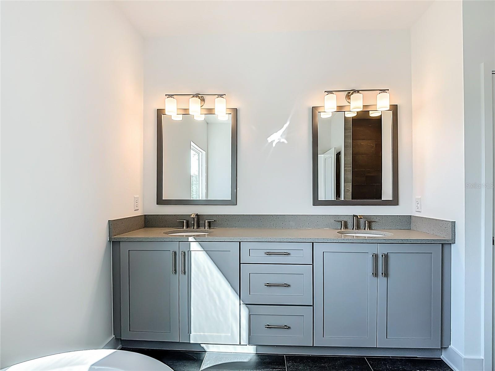 Listing photo id 53 for 4614 Euclid Avenue