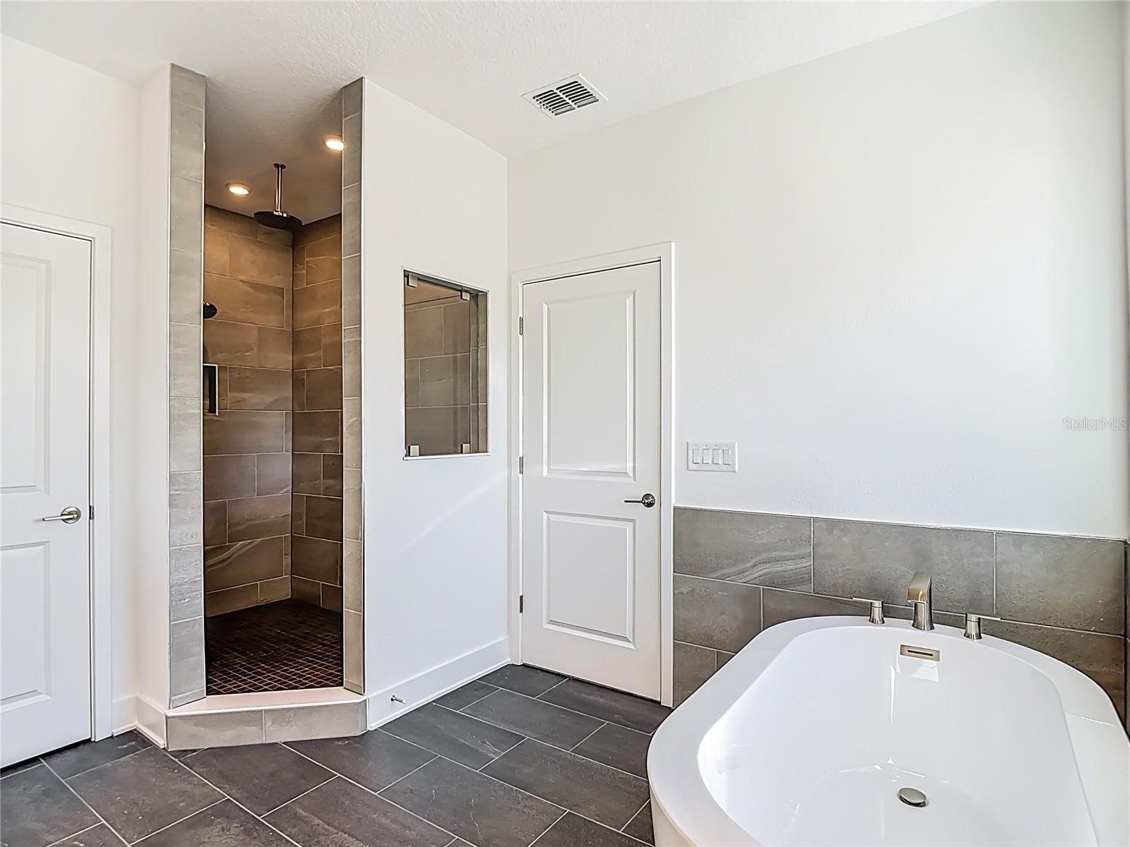 Listing photo id 54 for 4614 Euclid Avenue