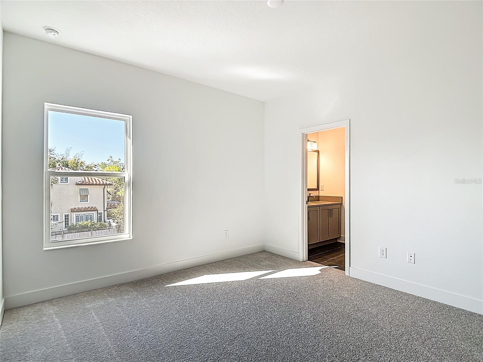 Listing photo id 57 for 4614 Euclid Avenue