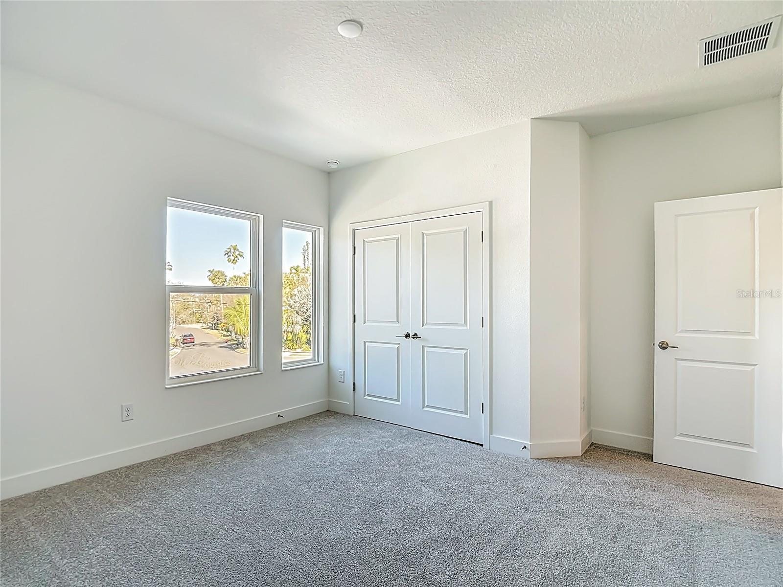 Listing photo id 66 for 4614 Euclid Avenue