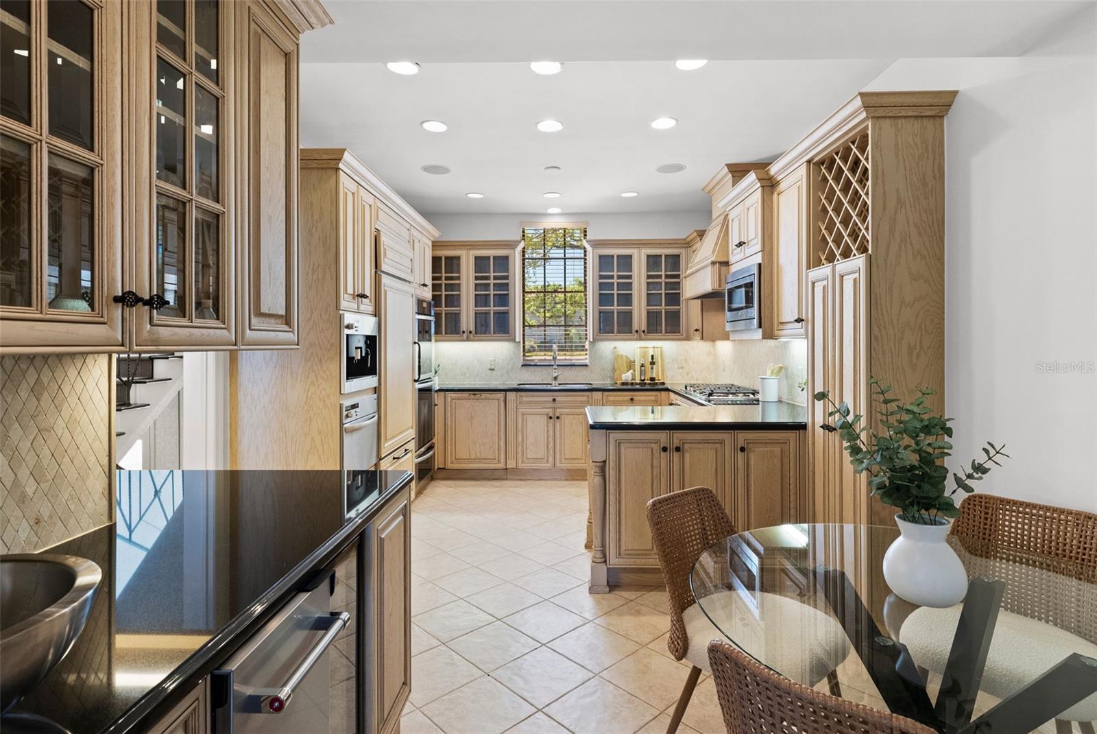 Image 4 of 84 For 5010 Bayshore Boulevard 4