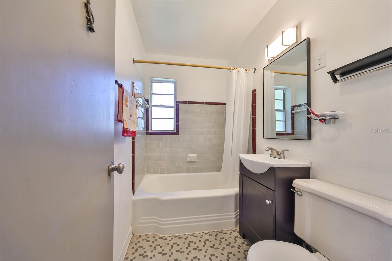 Image 7 of 36 For 3908 Wallace Avenue