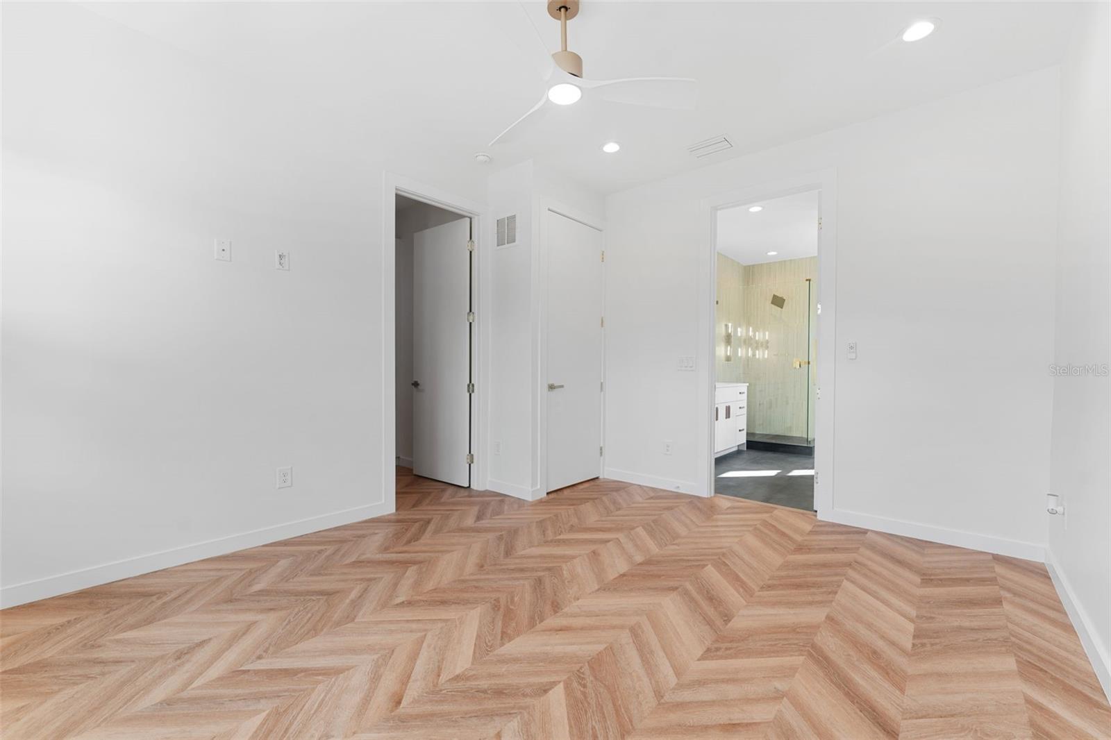 Image 16 of 31 For 102 Adalee Street 4