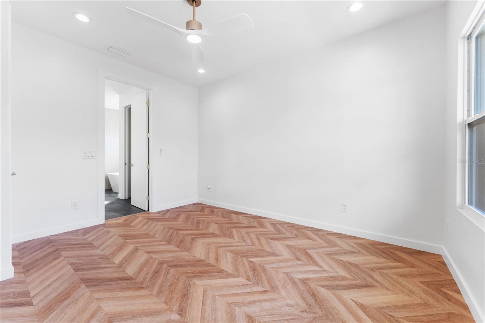 Image 17 of 31 For 102 Adalee Street 4