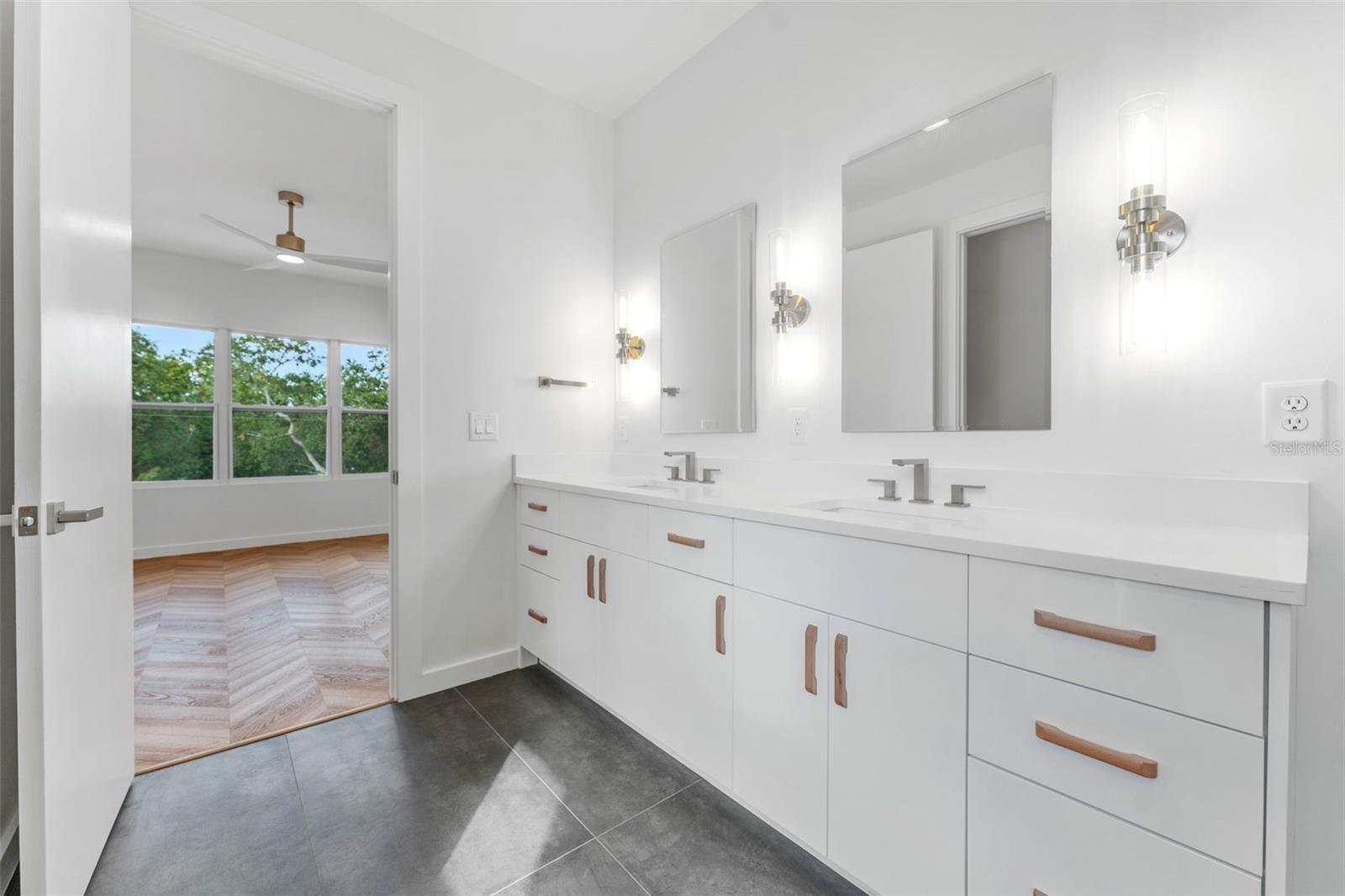 Image 21 of 31 For 102 Adalee Street 4