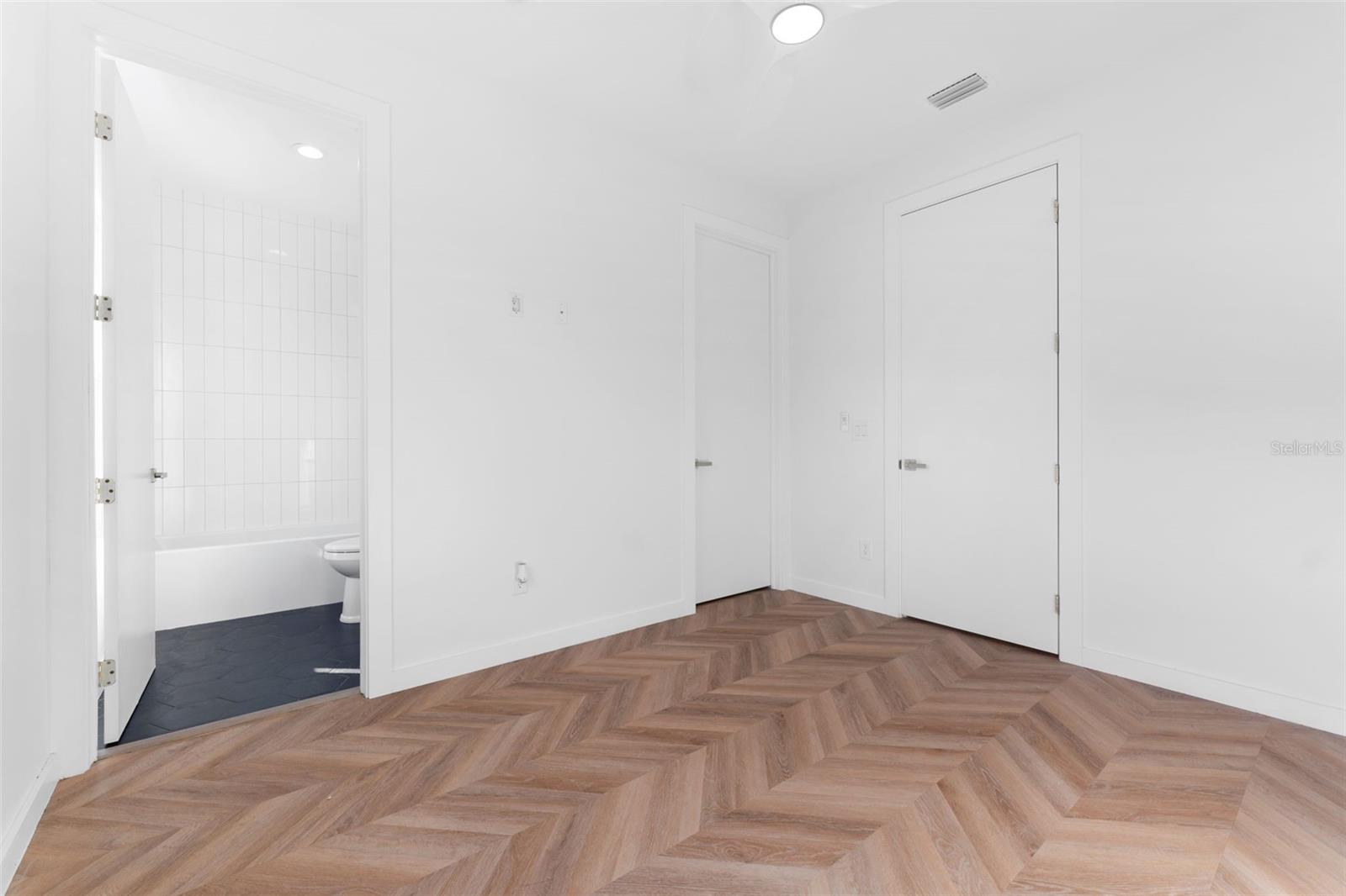 Image 23 of 31 For 102 Adalee Street 4