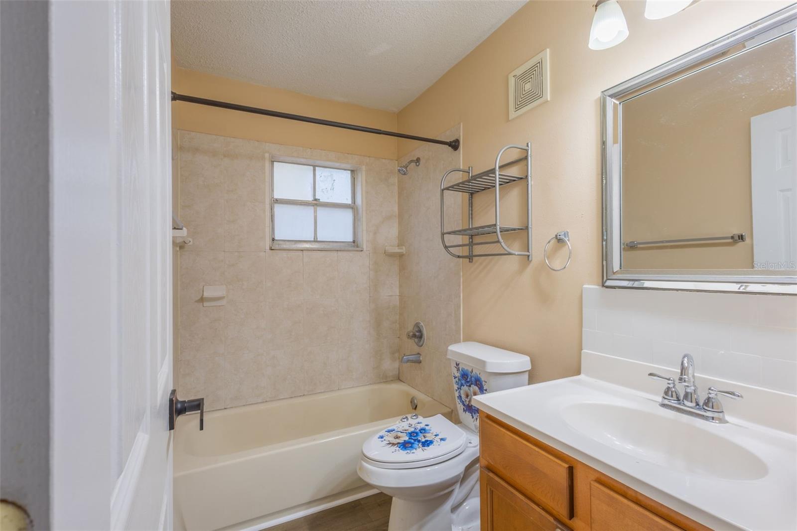 Image 11 of 22 For 129 Mercury Avenue