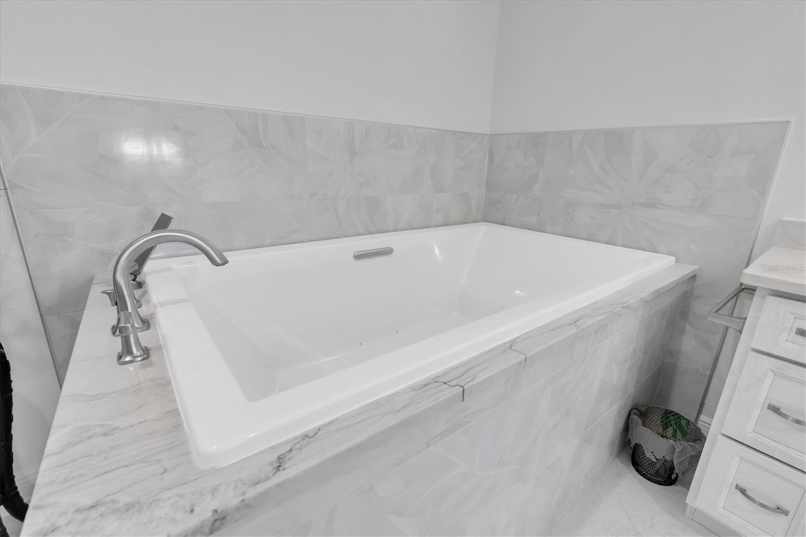 Image 22 of 70 For 10002 Key Haven Road 201