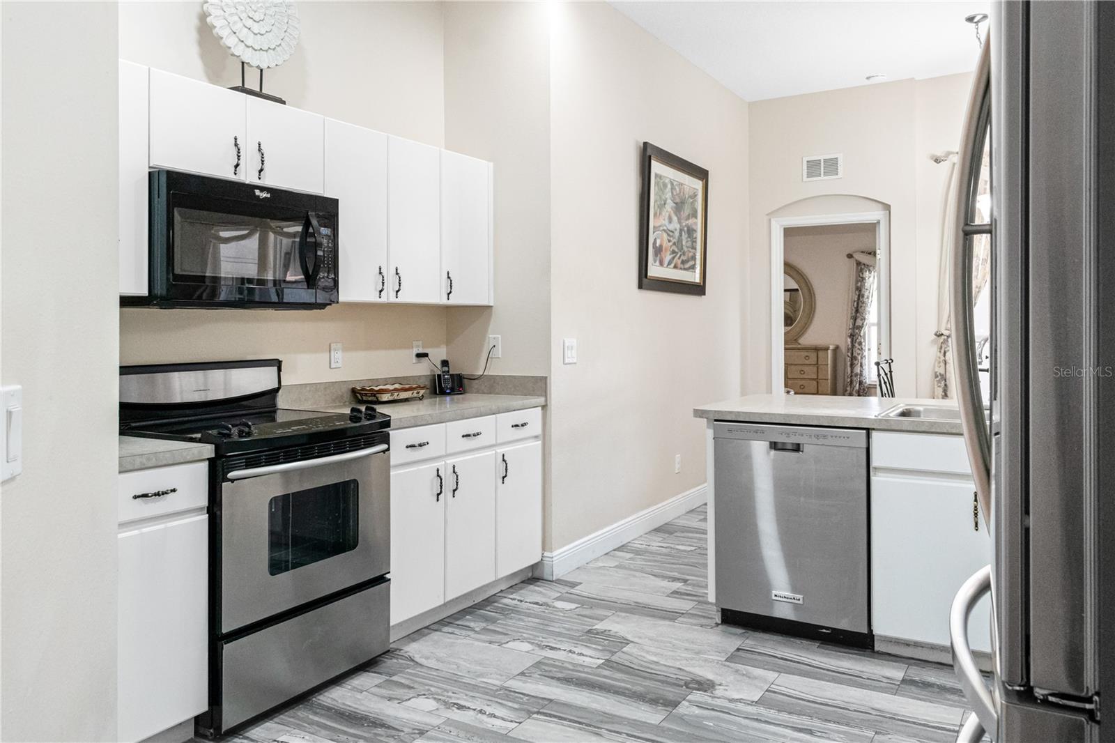 Listing photo id 11 for 1950 Folkstone Place