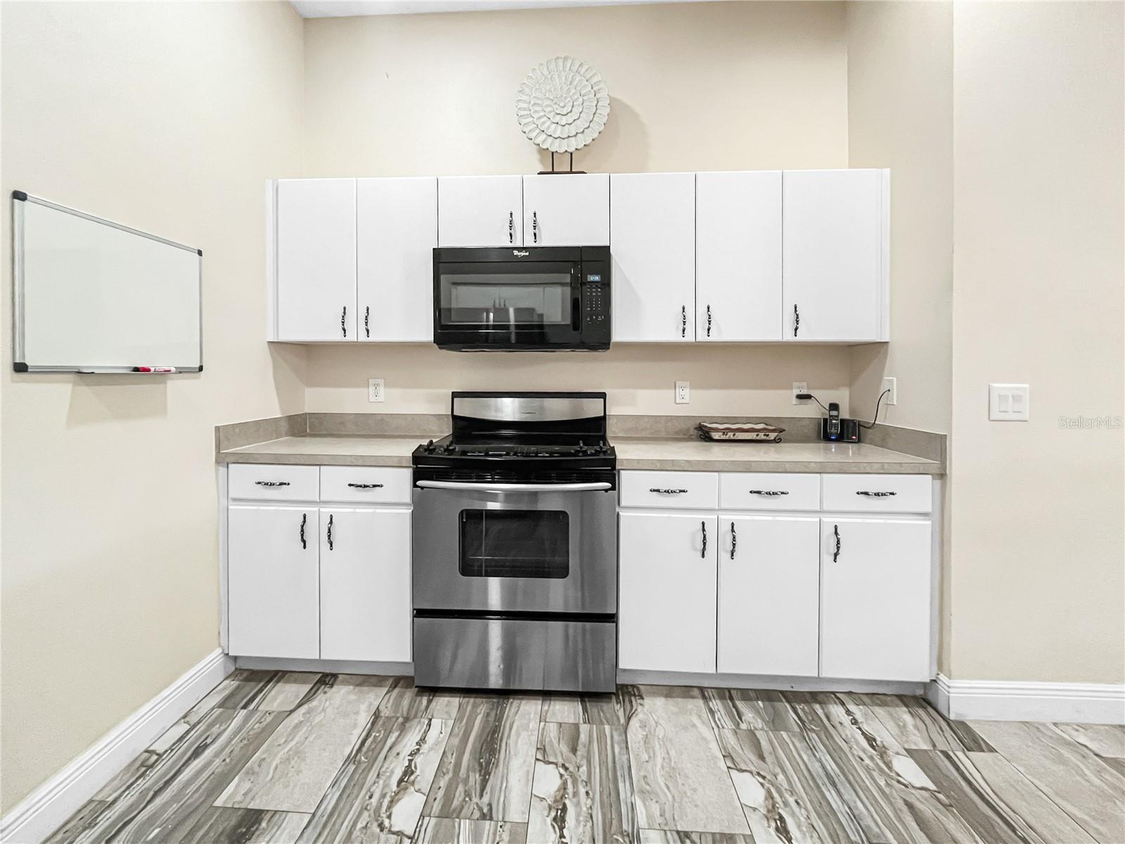 Listing photo id 13 for 1950 Folkstone Place