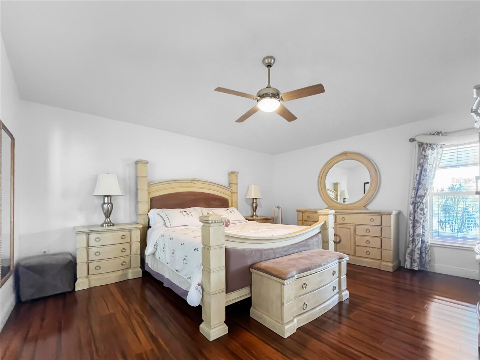 Listing photo id 16 for 1950 Folkstone Place