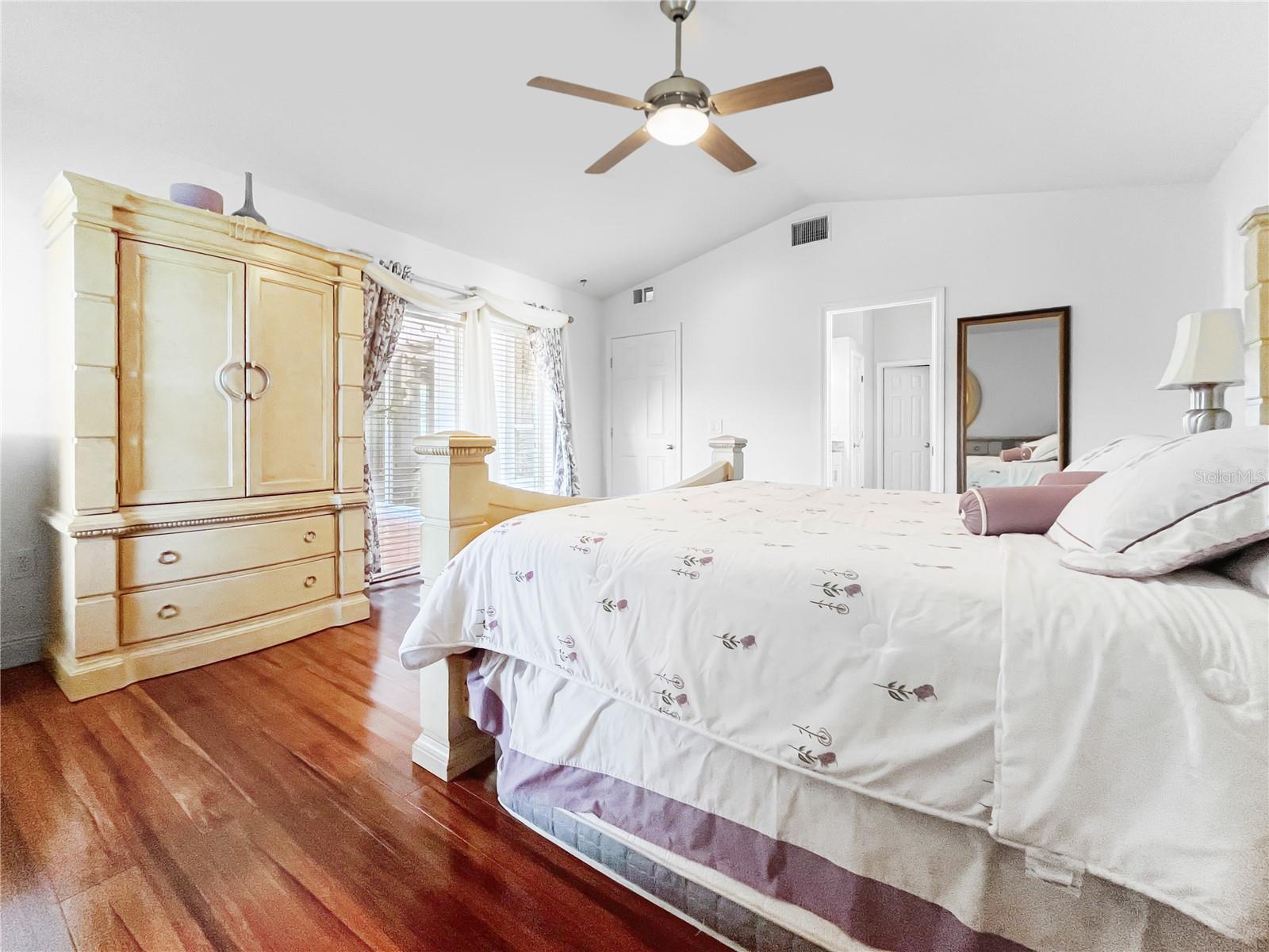 Listing photo id 19 for 1950 Folkstone Place