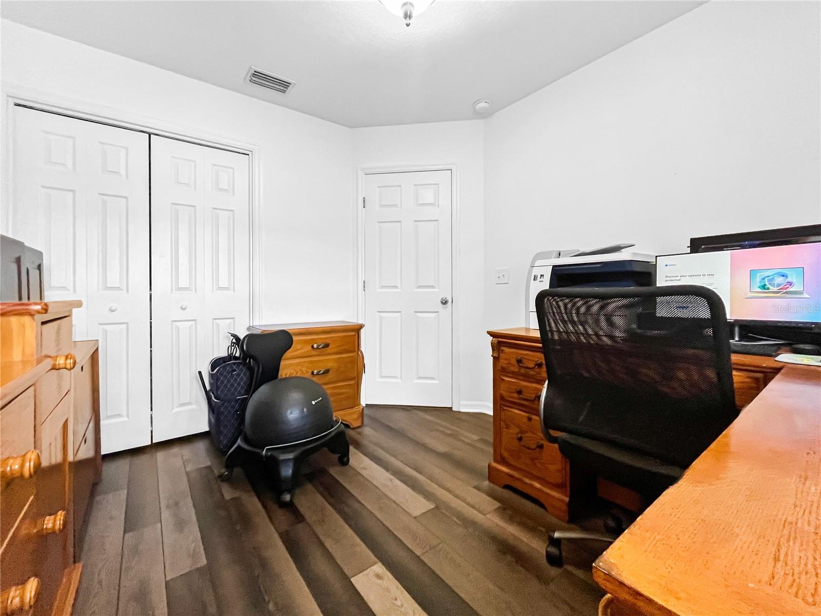 Listing photo id 33 for 1950 Folkstone Place