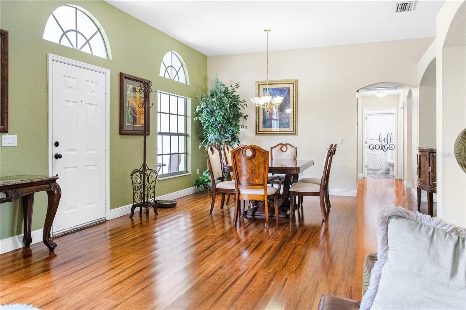 Listing photo id 2 for 1950 Folkstone Place