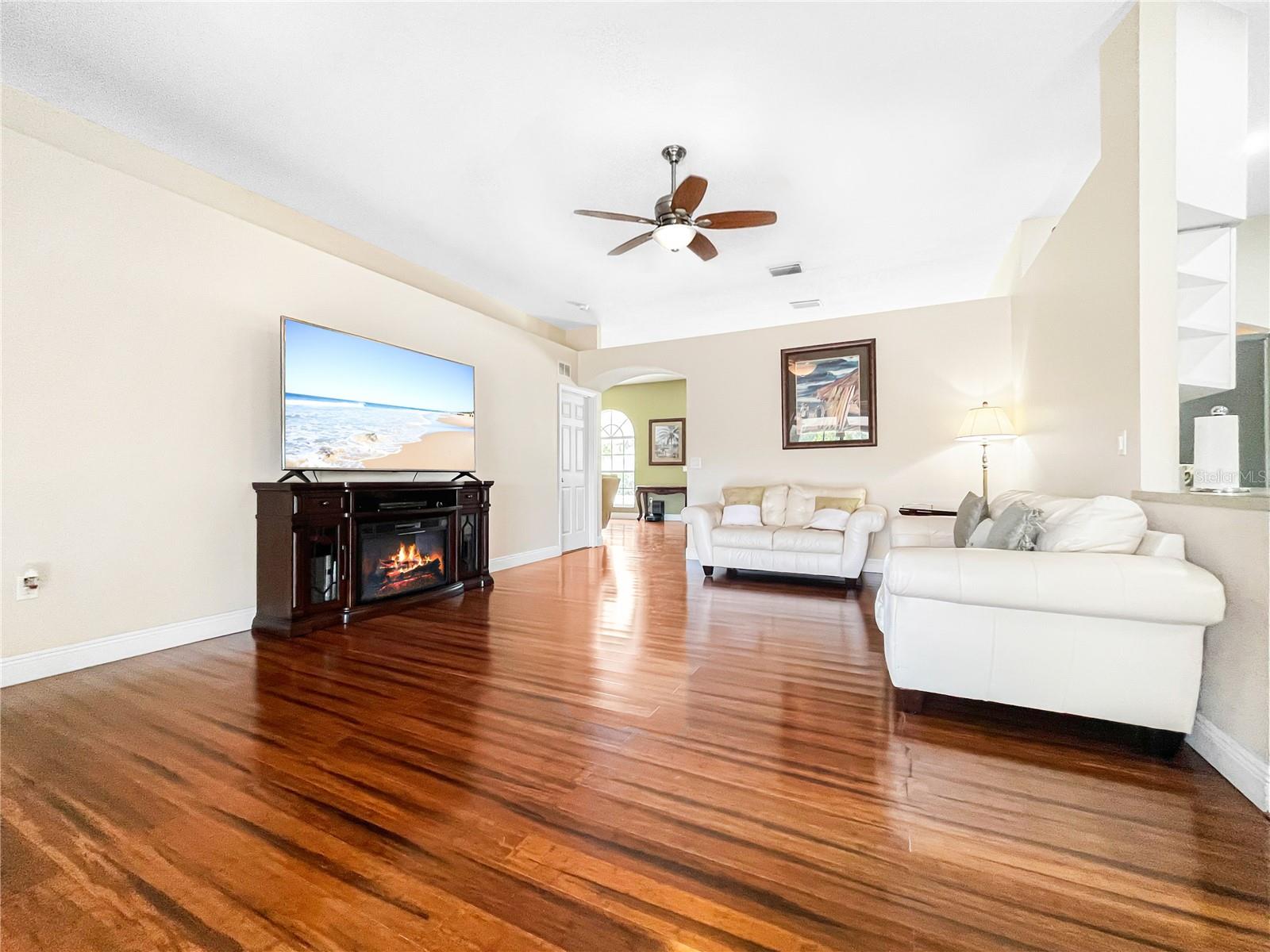 Listing photo id 4 for 1950 Folkstone Place