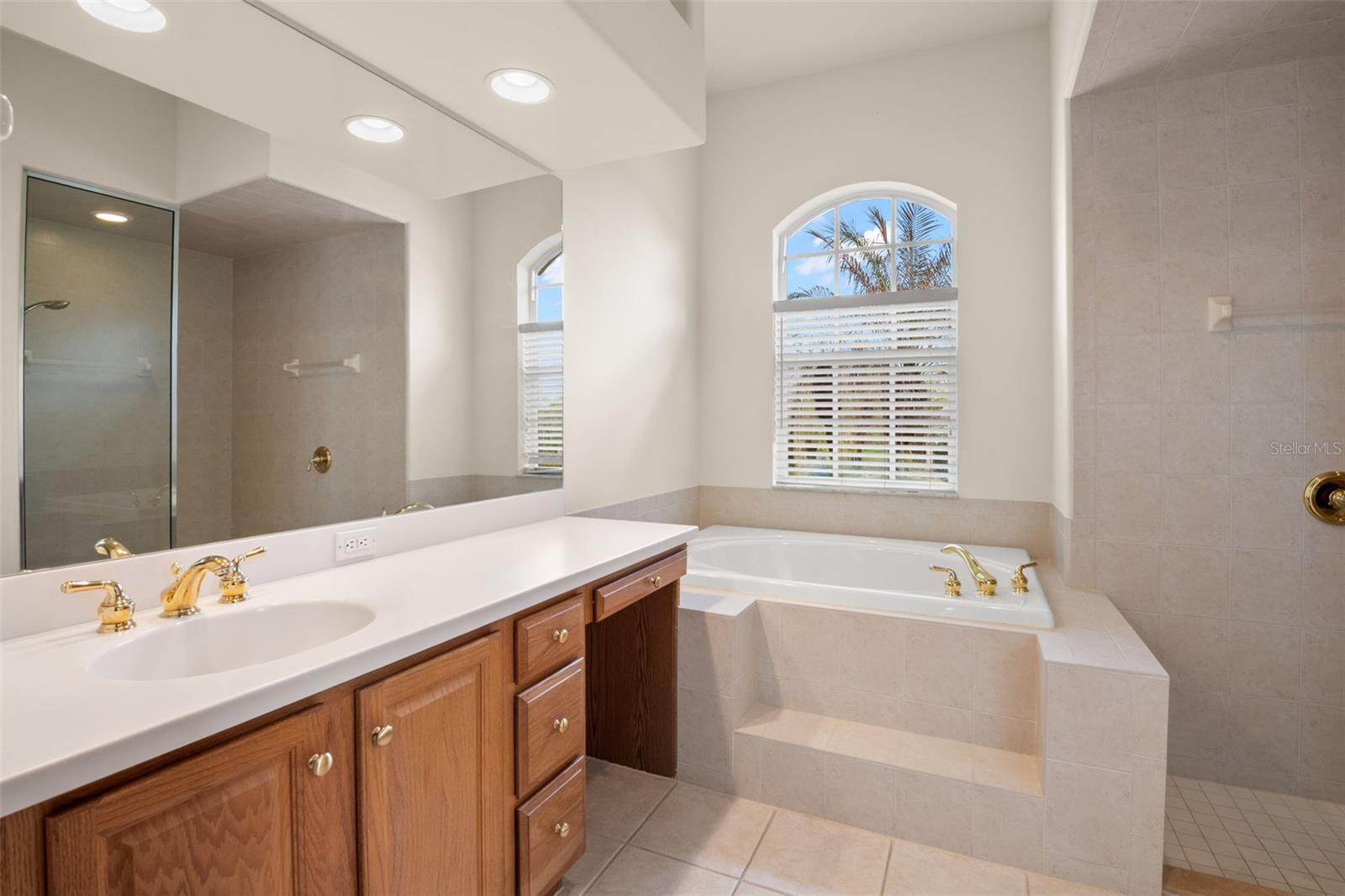 Listing photo id 16 for 13404 Thoroughbred Drive