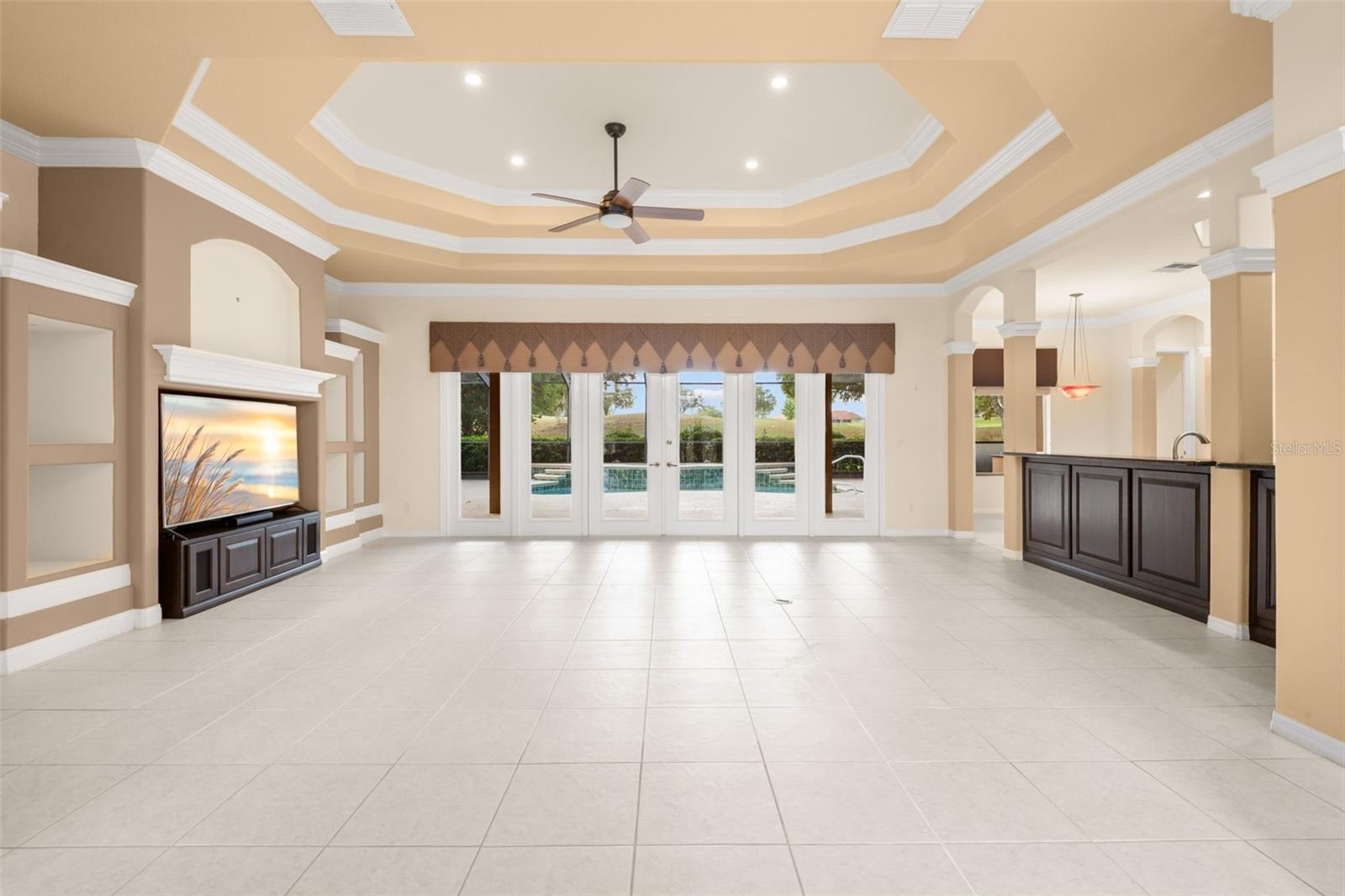 Listing photo id 2 for 13404 Thoroughbred Drive