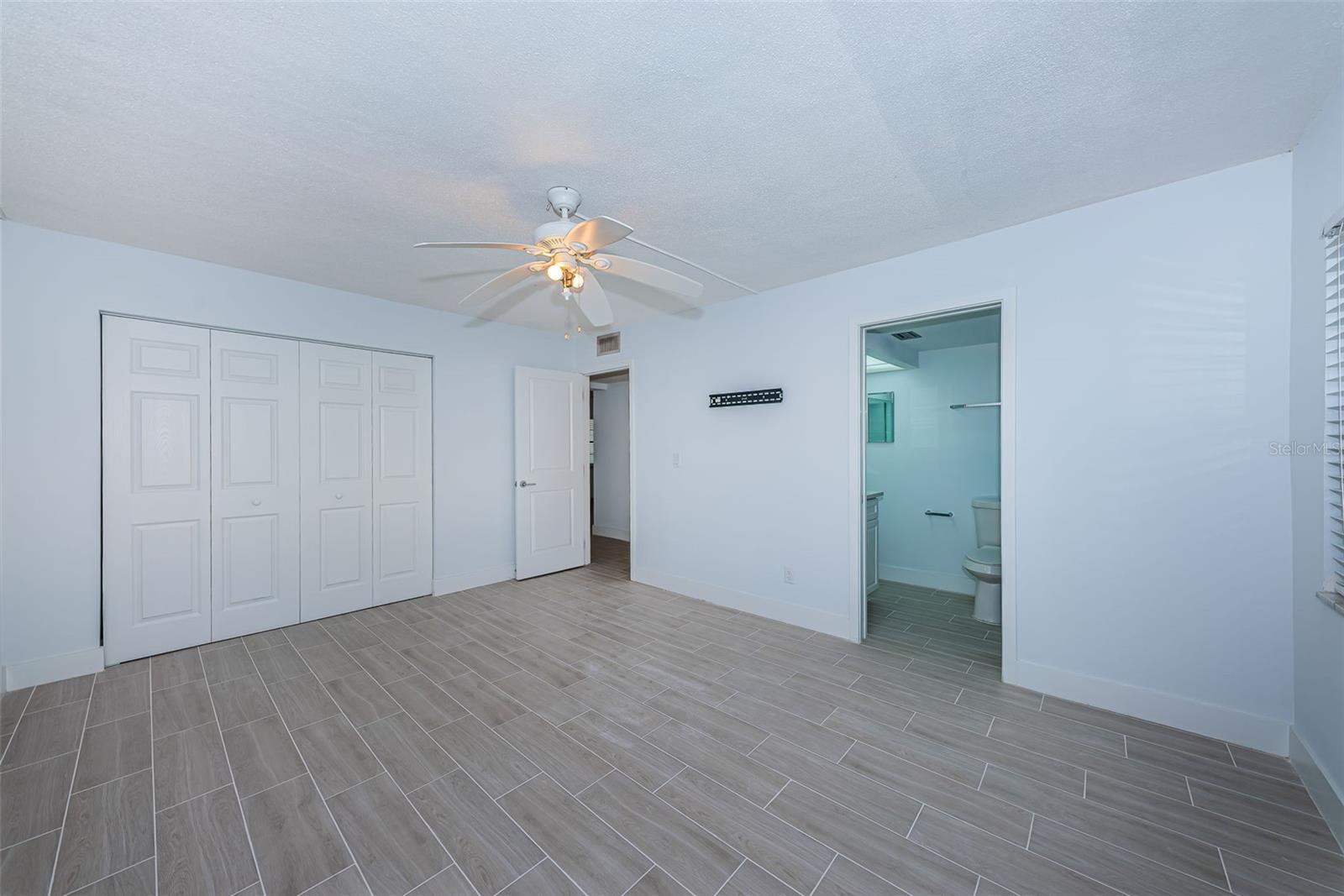 Image 25 of 58 For 4700 Cove Circle 110