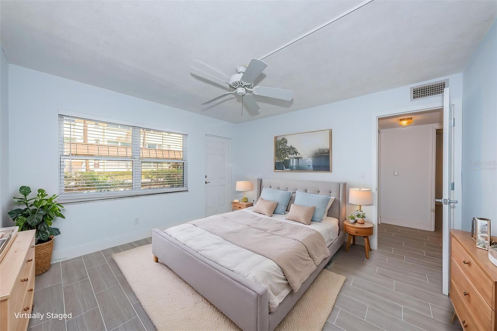 Image 29 of 58 For 4700 Cove Circle 110