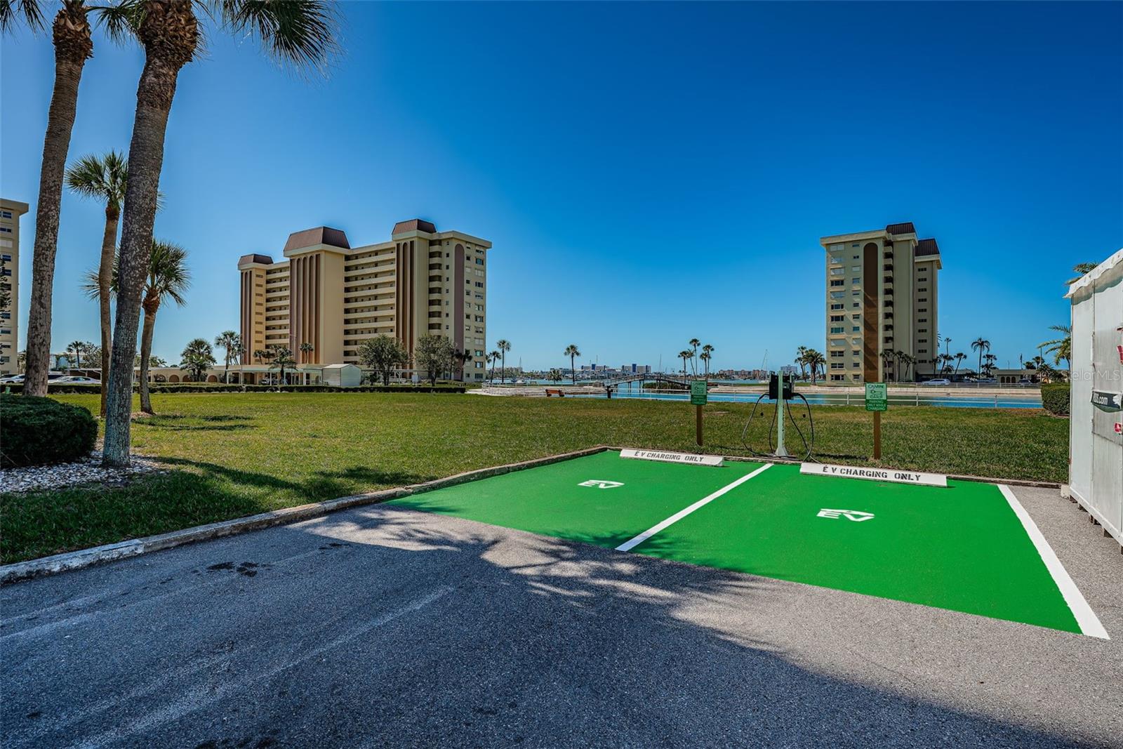 Image 44 of 58 For 4700 Cove Circle 110