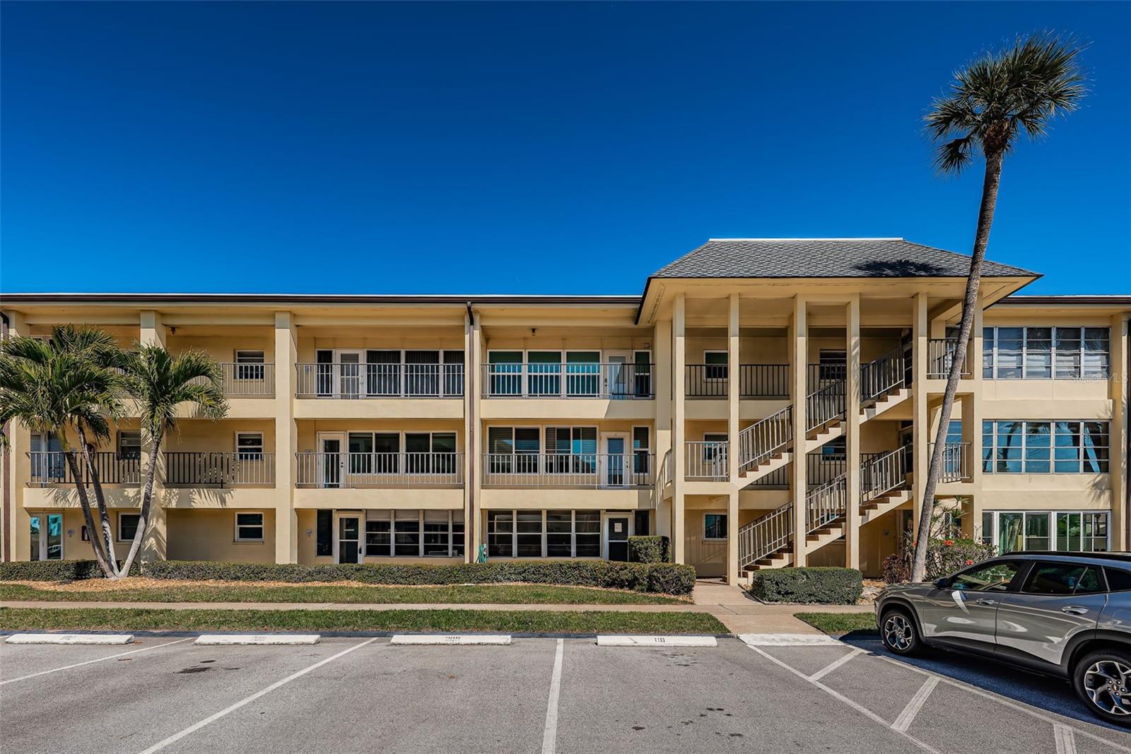 Image 7 of 58 For 4700 Cove Circle 110