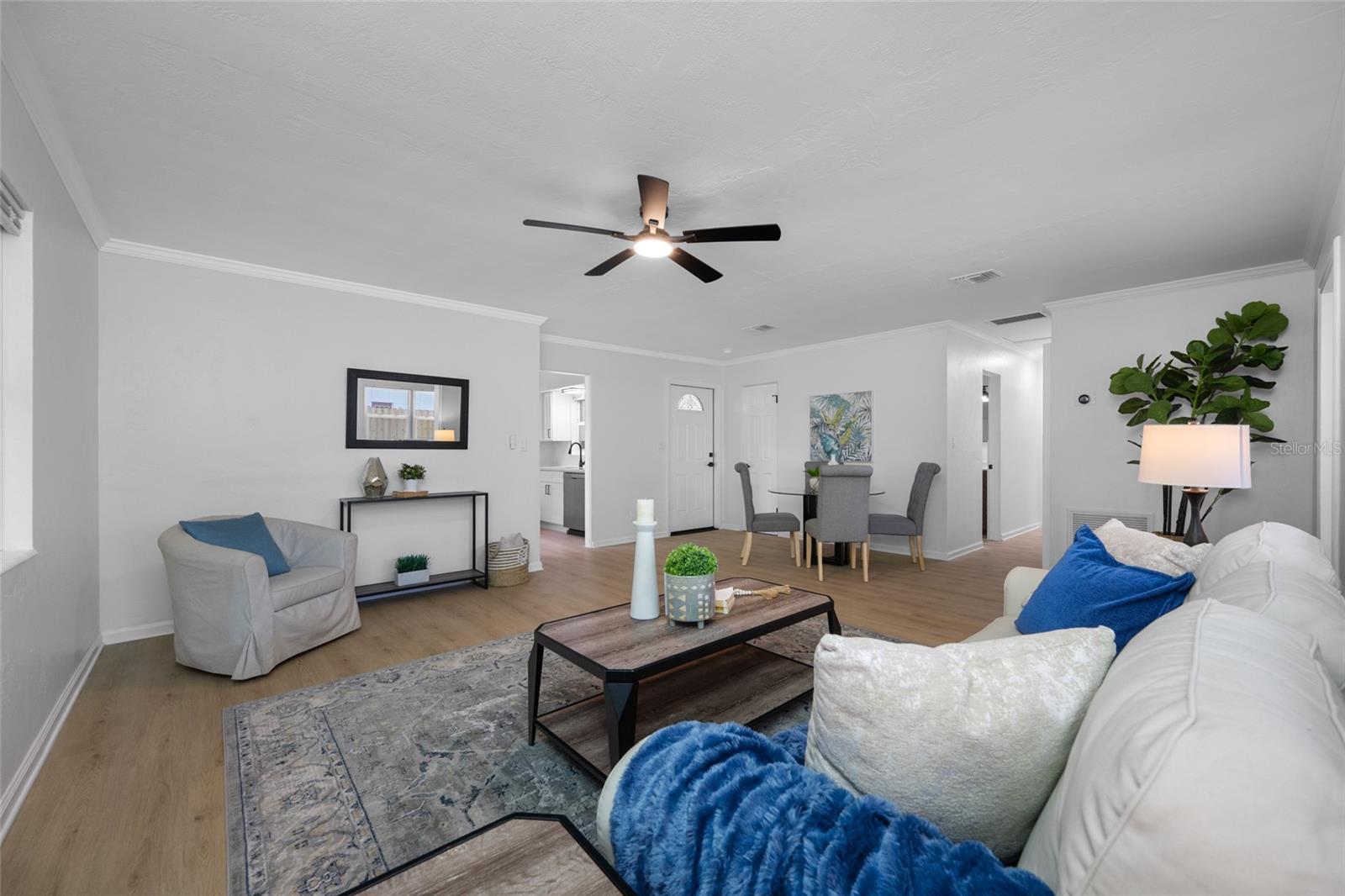 Listing photo id 13 for 1100 81st Avenue N