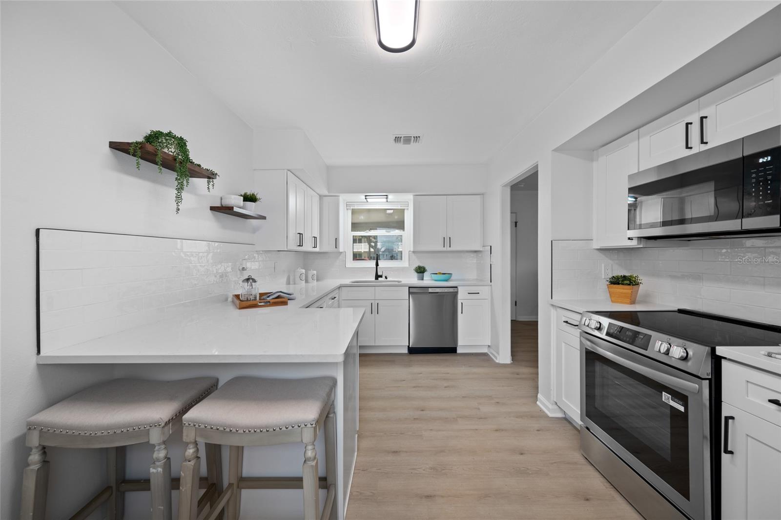 Listing photo id 15 for 1100 81st Avenue N