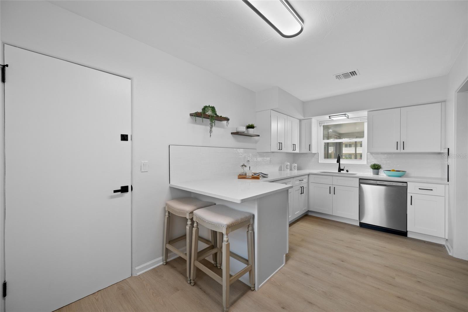 Listing photo id 16 for 1100 81st Avenue N