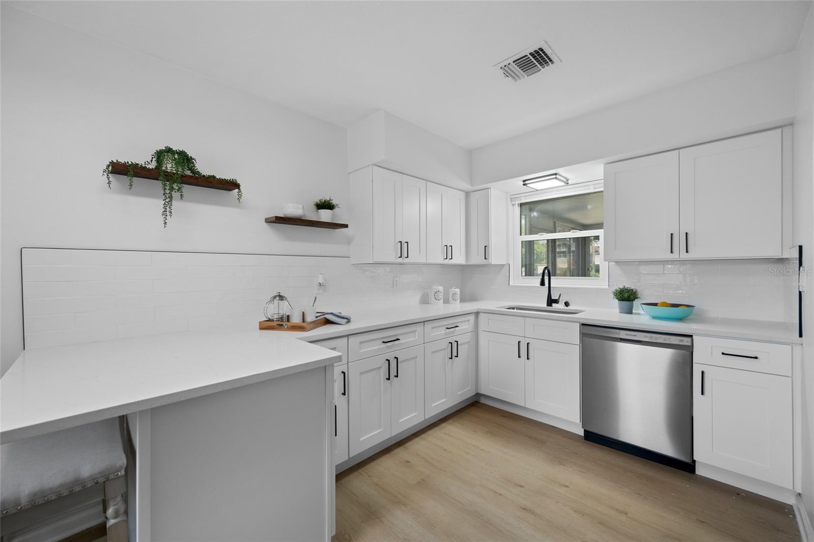 Listing photo id 17 for 1100 81st Avenue N